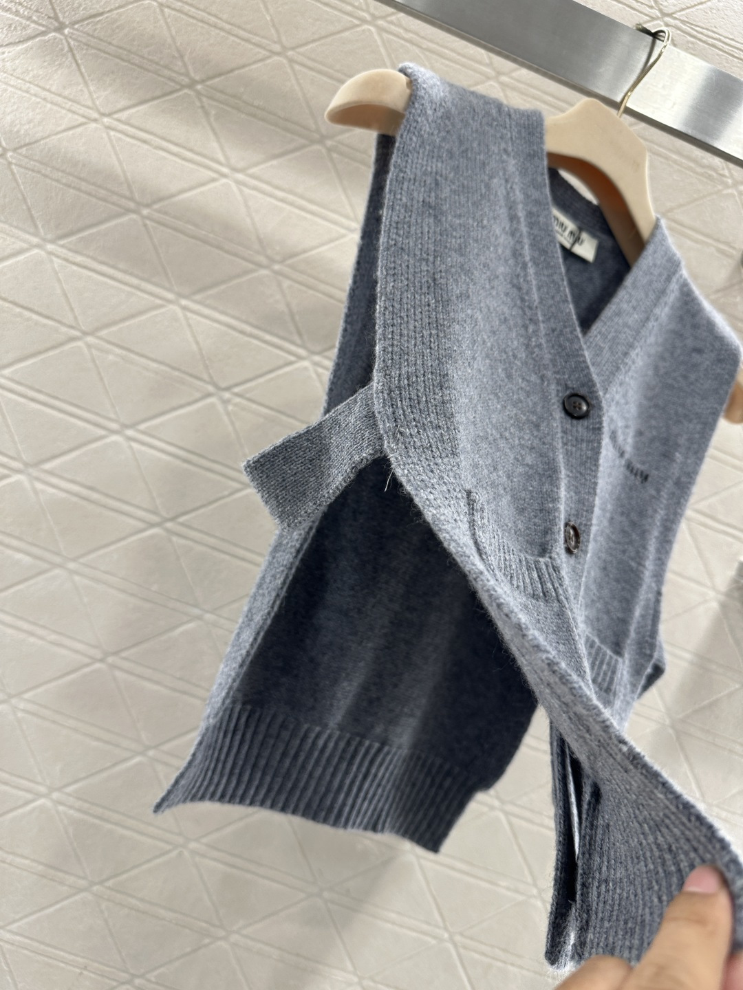 ♥Miumi*♥2026新品上架 徽标针织开襟背心坎肩定制YB羊毛纱线织造，穿搭舒适，质感十足，宽边针织