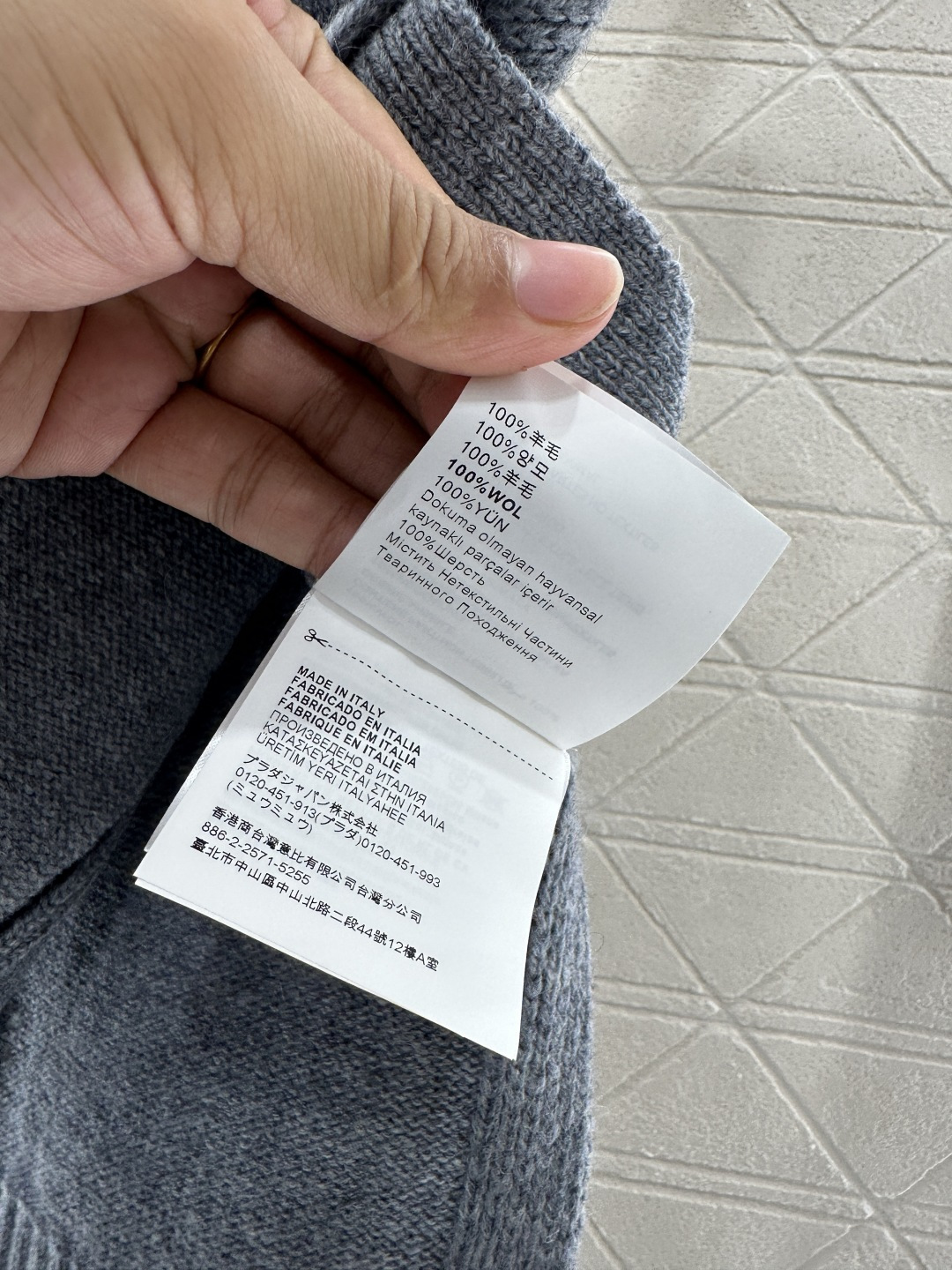 ♥Miumi*♥2026新品上架 徽标针织开襟背心坎肩定制YB羊毛纱线织造，穿搭舒适，质感十足，宽边针织