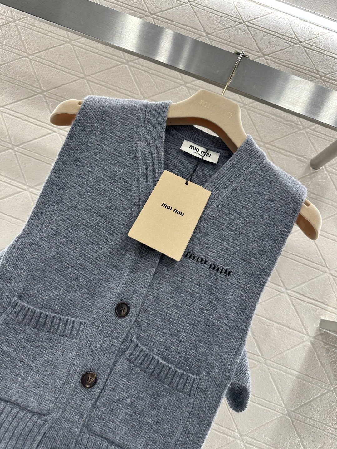 ♥Miumi*♥2026新品上架 徽标针织开襟背心坎肩定制YB羊毛纱线织造，穿搭舒适，质感十足，宽边针织