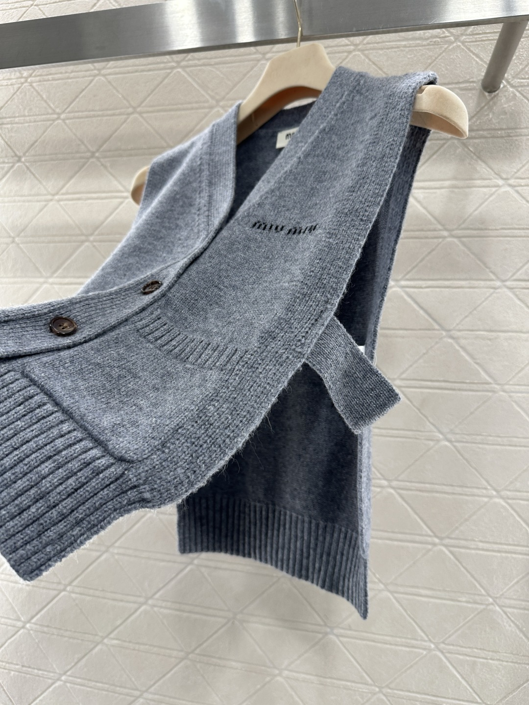 ♥Miumi*♥2026新品上架 徽标针织开襟背心坎肩定制YB羊毛纱线织造，穿搭舒适，质感十足，宽边针织