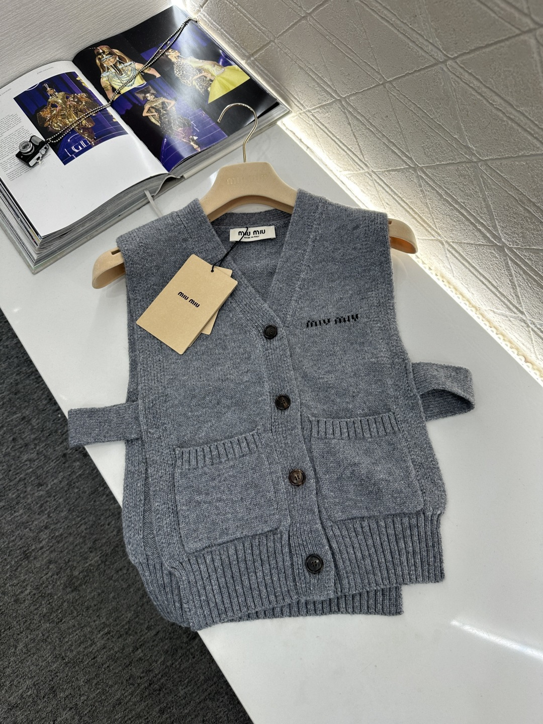♥Miumi*♥2026新品上架 徽标针织开襟背心坎肩定制YB羊毛纱线织造，穿搭舒适，质感十足，宽边针织