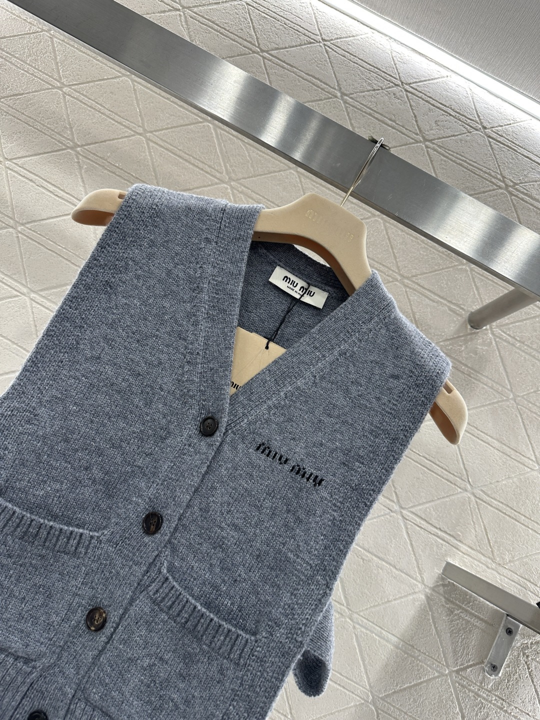♥Miumi*♥2026新品上架 徽标针织开襟背心坎肩定制YB羊毛纱线织造，穿搭舒适，质感十足，宽边针织