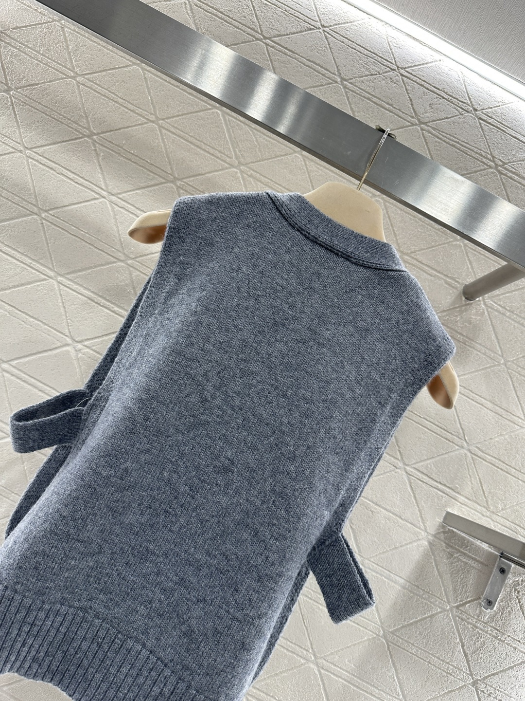 ♥Miumi*♥2026新品上架 徽标针织开襟背心坎肩定制YB羊毛纱线织造，穿搭舒适，质感十足，宽边针织