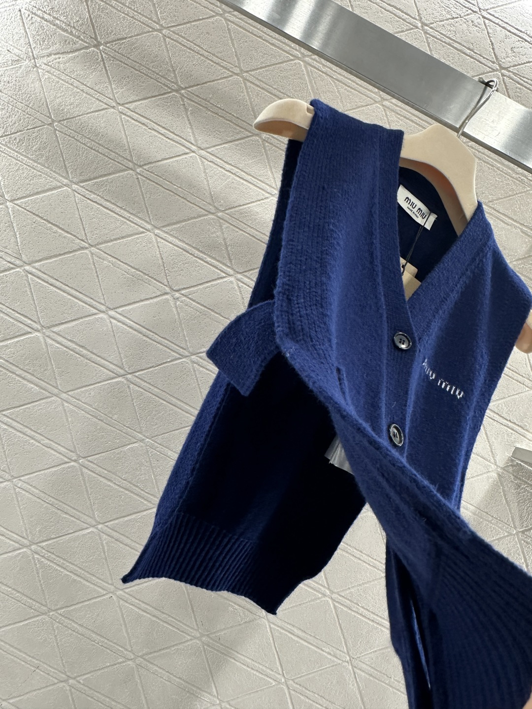 ♥Miumi*♥2026新品上架 徽标针织开襟背心坎肩定制YB羊毛纱线织造，穿搭舒适，质感十足，宽边针织