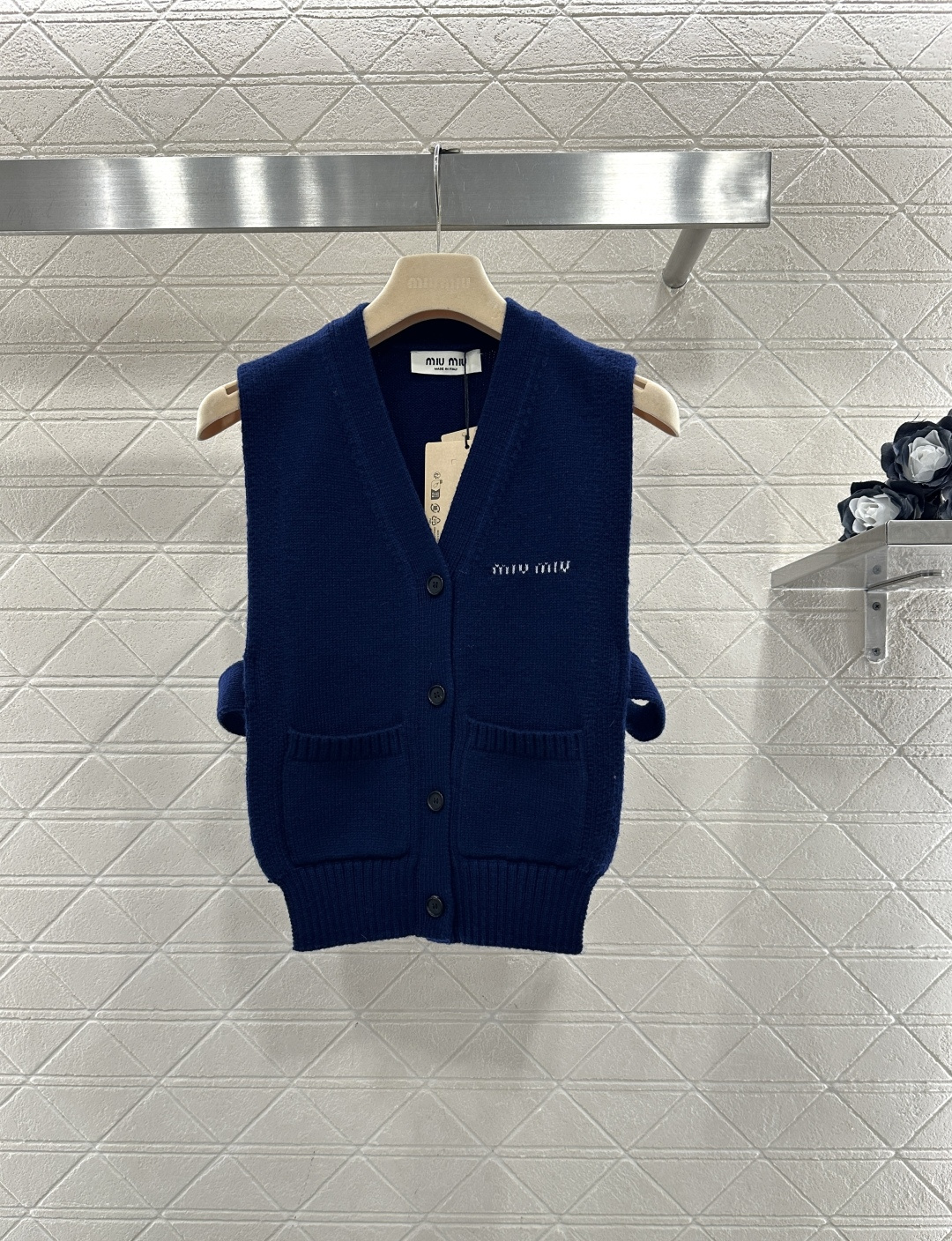 ♥Miumi*♥2026新品上架 徽标针织开襟背心坎肩定制YB羊毛纱线织造，穿搭舒适，质感十足，宽边针织