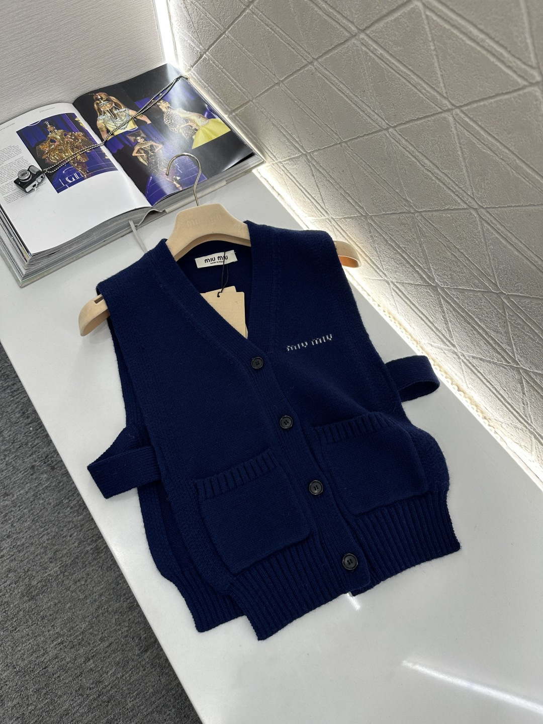 ♥Miumi*♥2026新品上架 徽标针织开襟背心坎肩定制YB羊毛纱线织造，穿搭舒适，质感十足，宽边针织