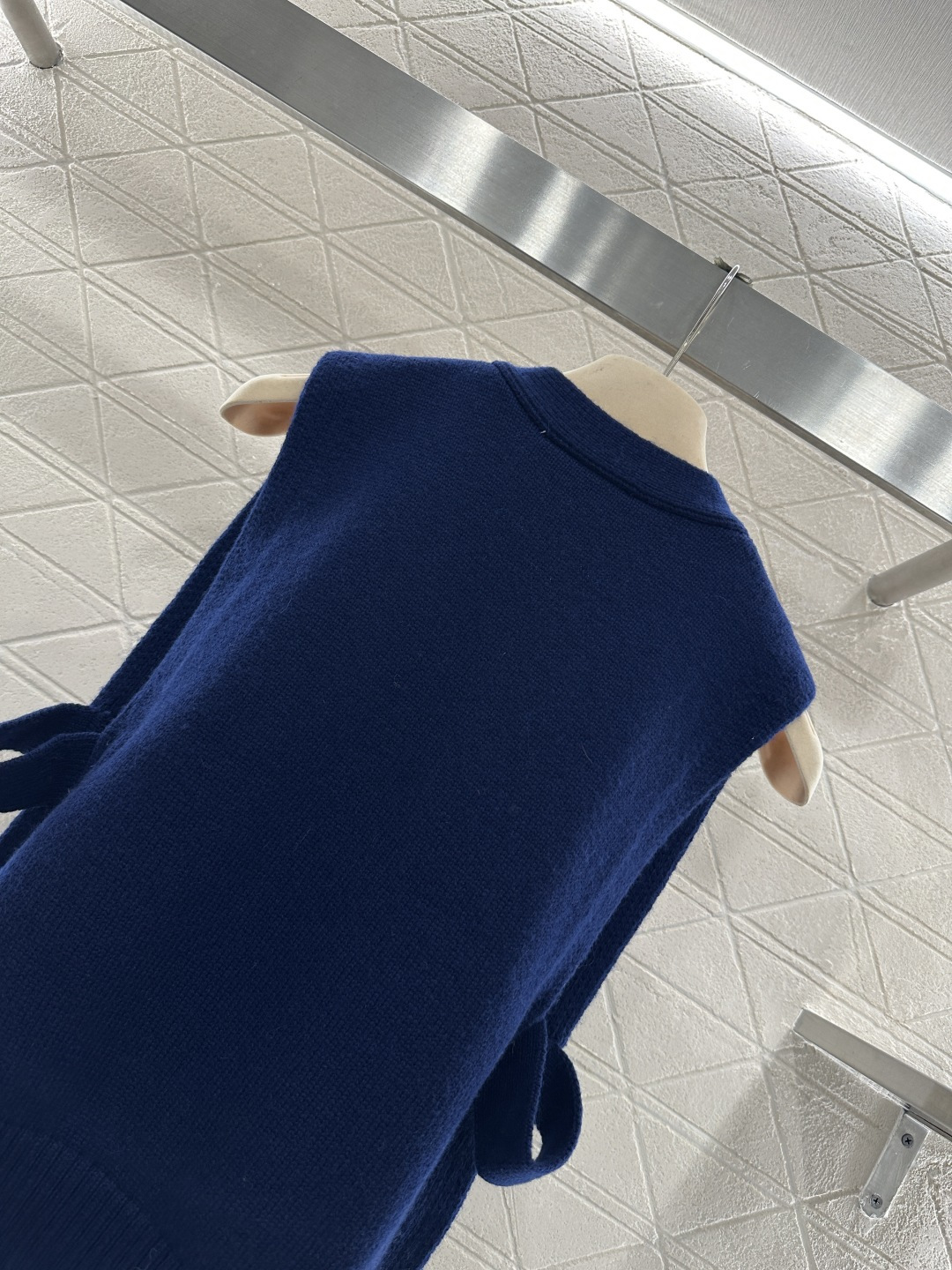 ♥Miumi*♥2026新品上架 徽标针织开襟背心坎肩定制YB羊毛纱线织造，穿搭舒适，质感十足，宽边针织