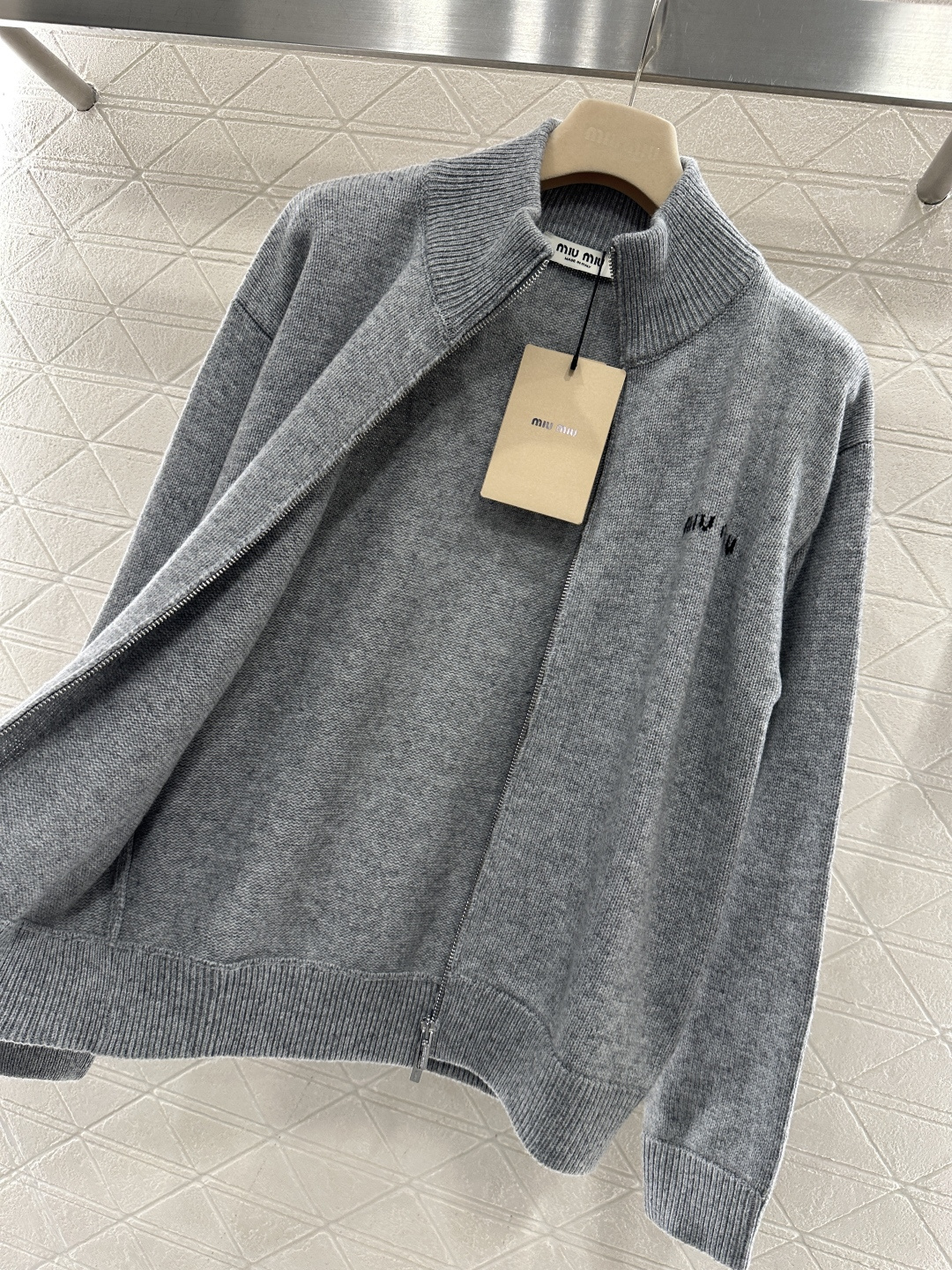 ♥Miumi*♥2026新品上架 针织拉链开衫外套定制YB羊毛纱线织造，质感高级，舒适柔软，立领针织拉链