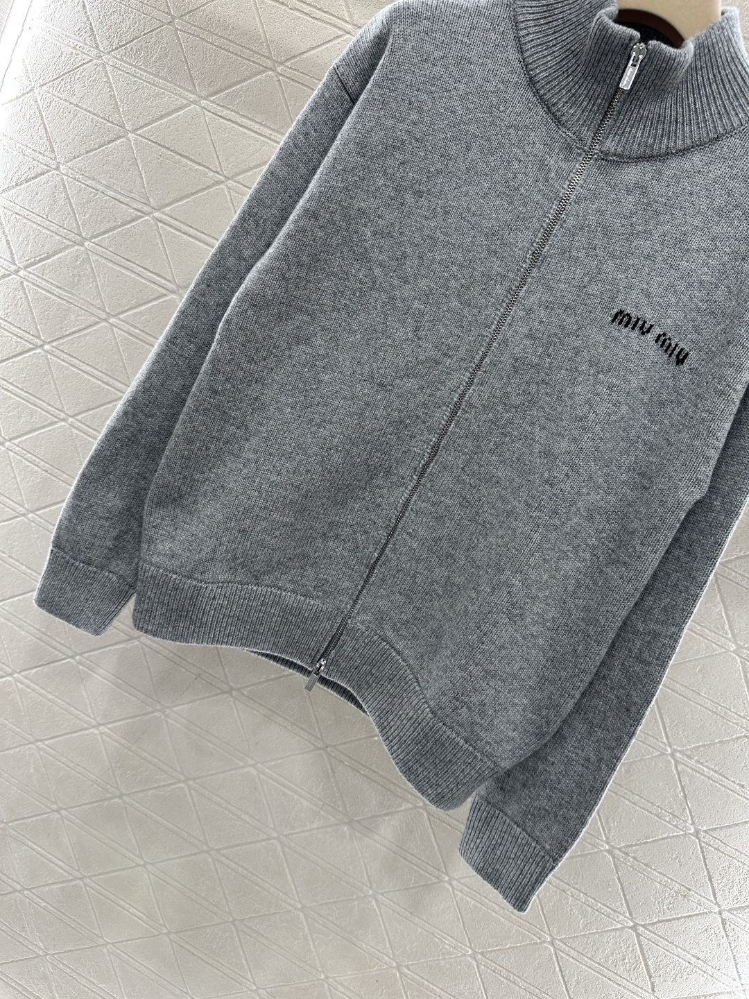 ♥Miumi*♥2026新品上架 针织拉链开衫外套定制YB羊毛纱线织造，质感高级，舒适柔软，立领针织拉链