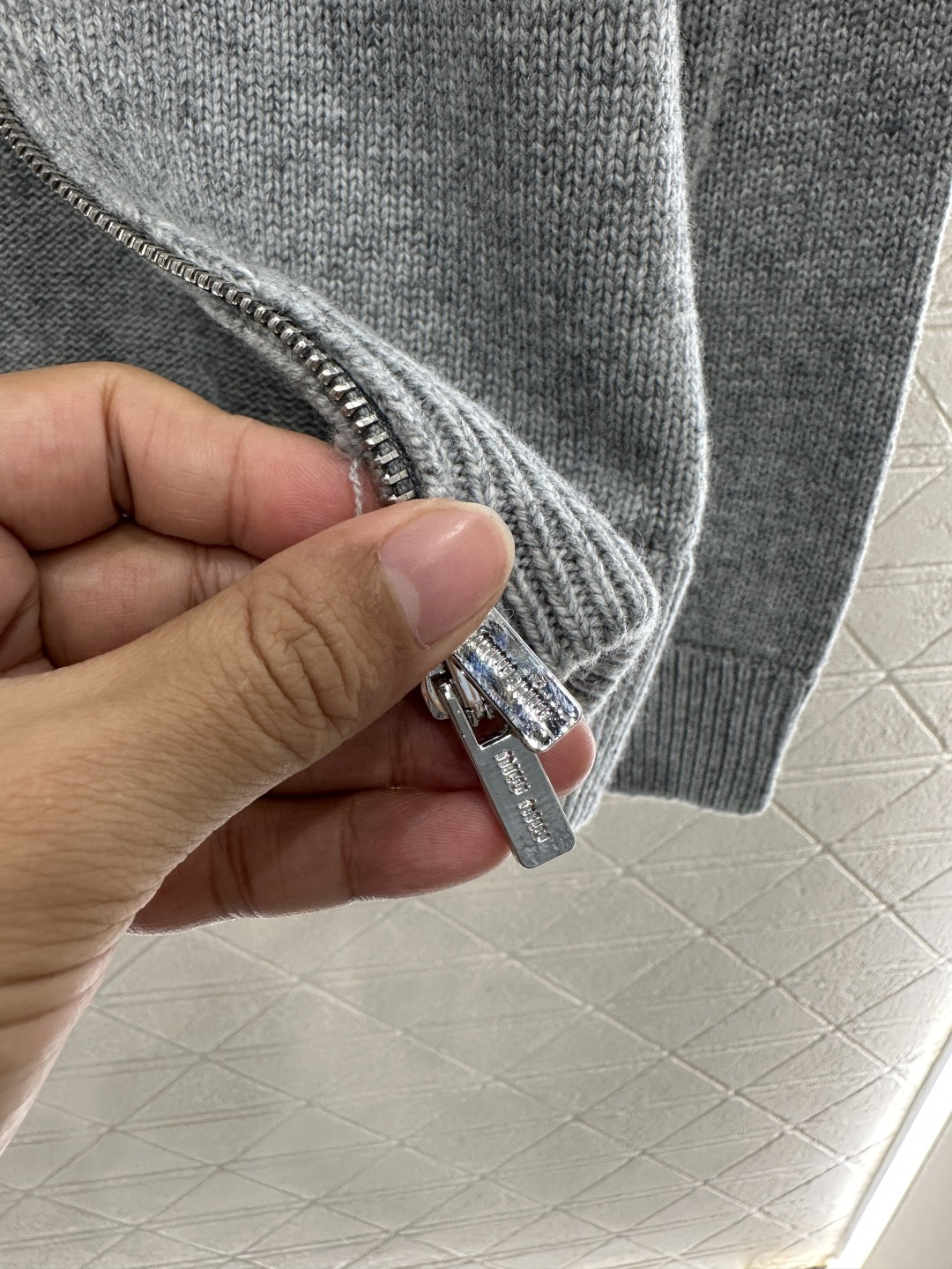 ♥Miumi*♥2026新品上架 针织拉链开衫外套定制YB羊毛纱线织造，质感高级，舒适柔软，立领针织拉链