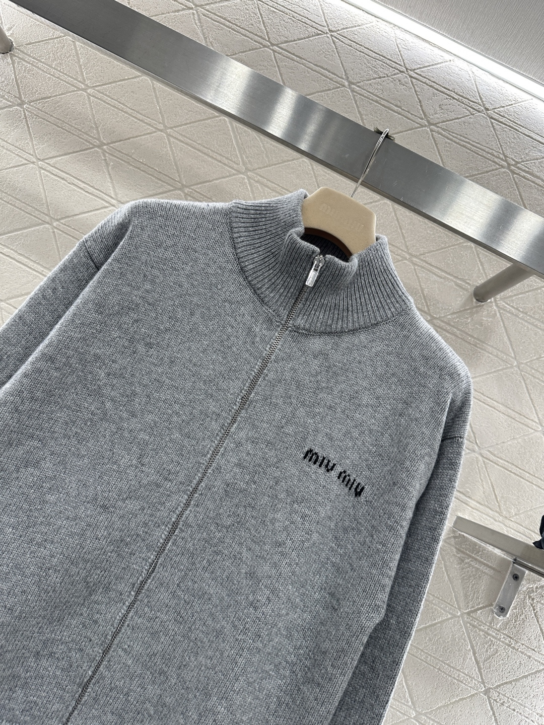 ♥Miumi*♥2026新品上架 针织拉链开衫外套定制YB羊毛纱线织造，质感高级，舒适柔软，立领针织拉链