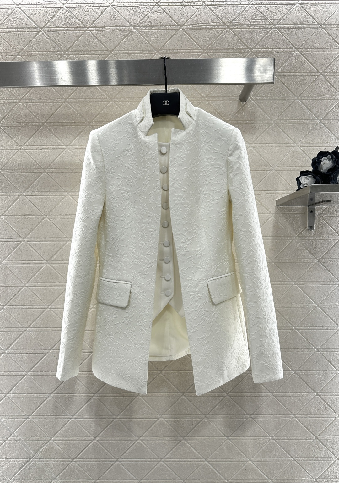 ♥Dio*♥2026新品上架 假两件套西装长裤套装定制YB进口丝毛材质，面料凹凸花朵藤蔓的褶皱肌理明显，