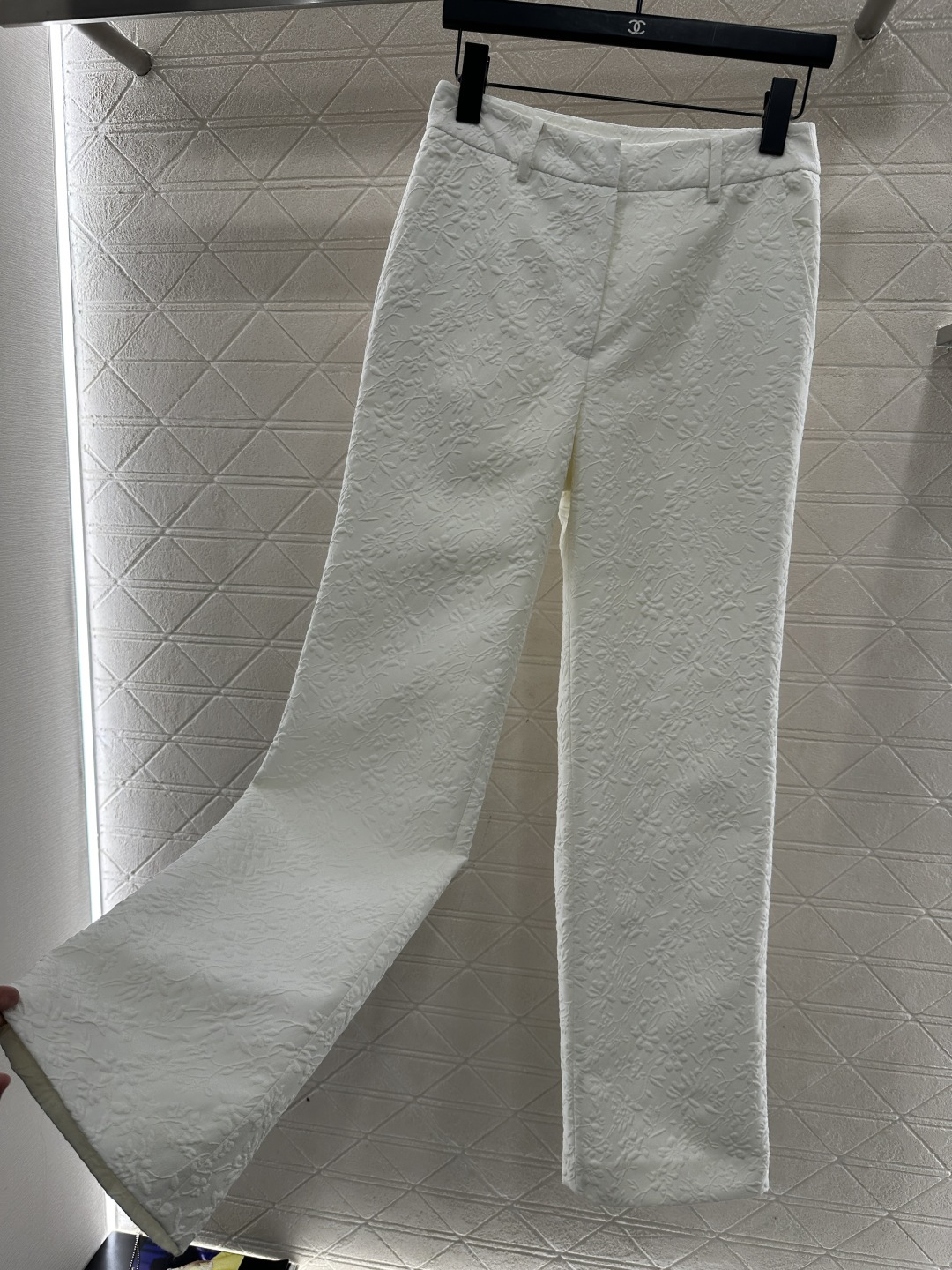 ♥Dio*♥2026新品上架 假两件套西装长裤套装定制YB进口丝毛材质，面料凹凸花朵藤蔓的褶皱肌理明显，