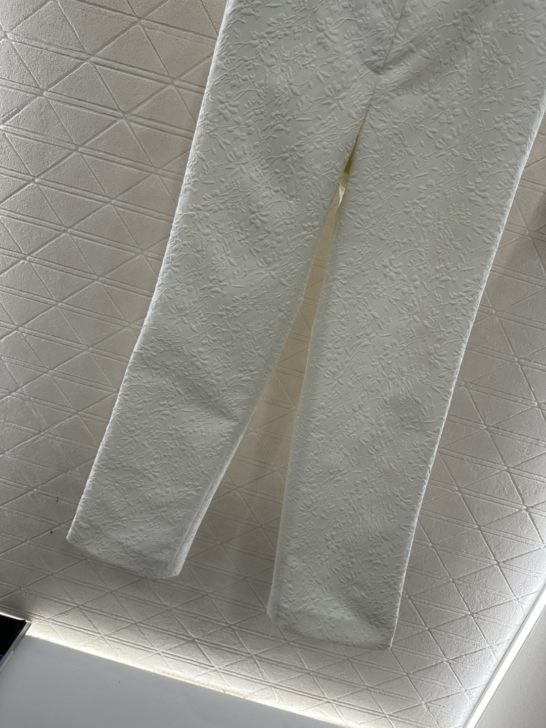 ♥Dio*♥2026新品上架 假两件套西装长裤套装定制YB进口丝毛材质，面料凹凸花朵藤蔓的褶皱肌理明显，