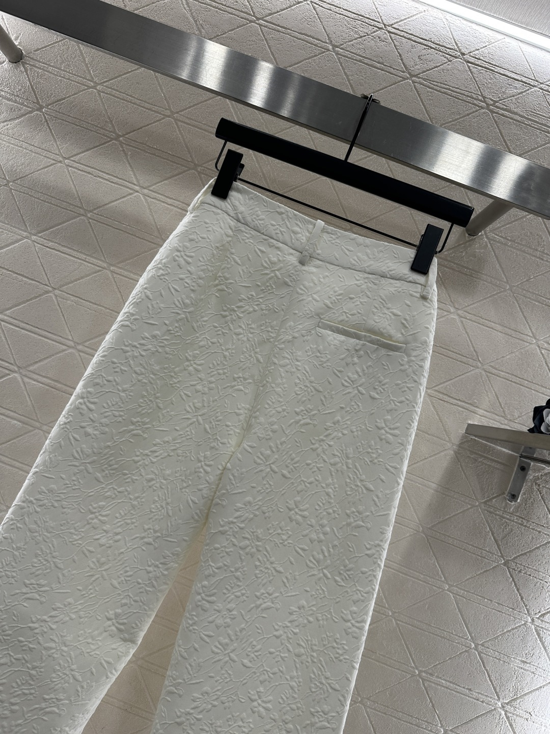 ♥Dio*♥2026新品上架 假两件套西装长裤套装定制YB进口丝毛材质，面料凹凸花朵藤蔓的褶皱肌理明显，