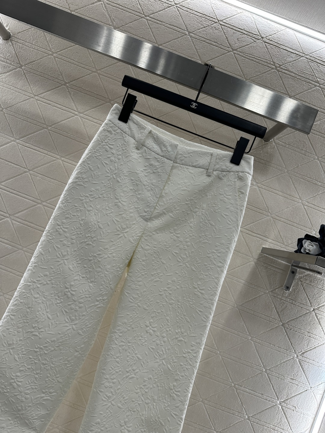 ♥Dio*♥2026新品上架 假两件套西装长裤套装定制YB进口丝毛材质，面料凹凸花朵藤蔓的褶皱肌理明显，