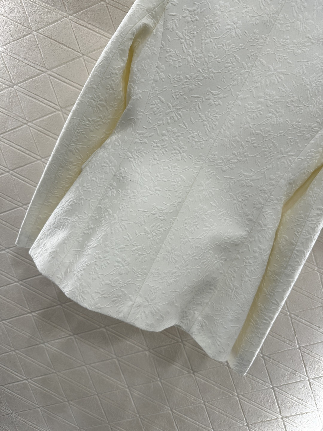 ♥Dio*♥2026新品上架 假两件套西装长裤套装定制YB进口丝毛材质，面料凹凸花朵藤蔓的褶皱肌理明显，