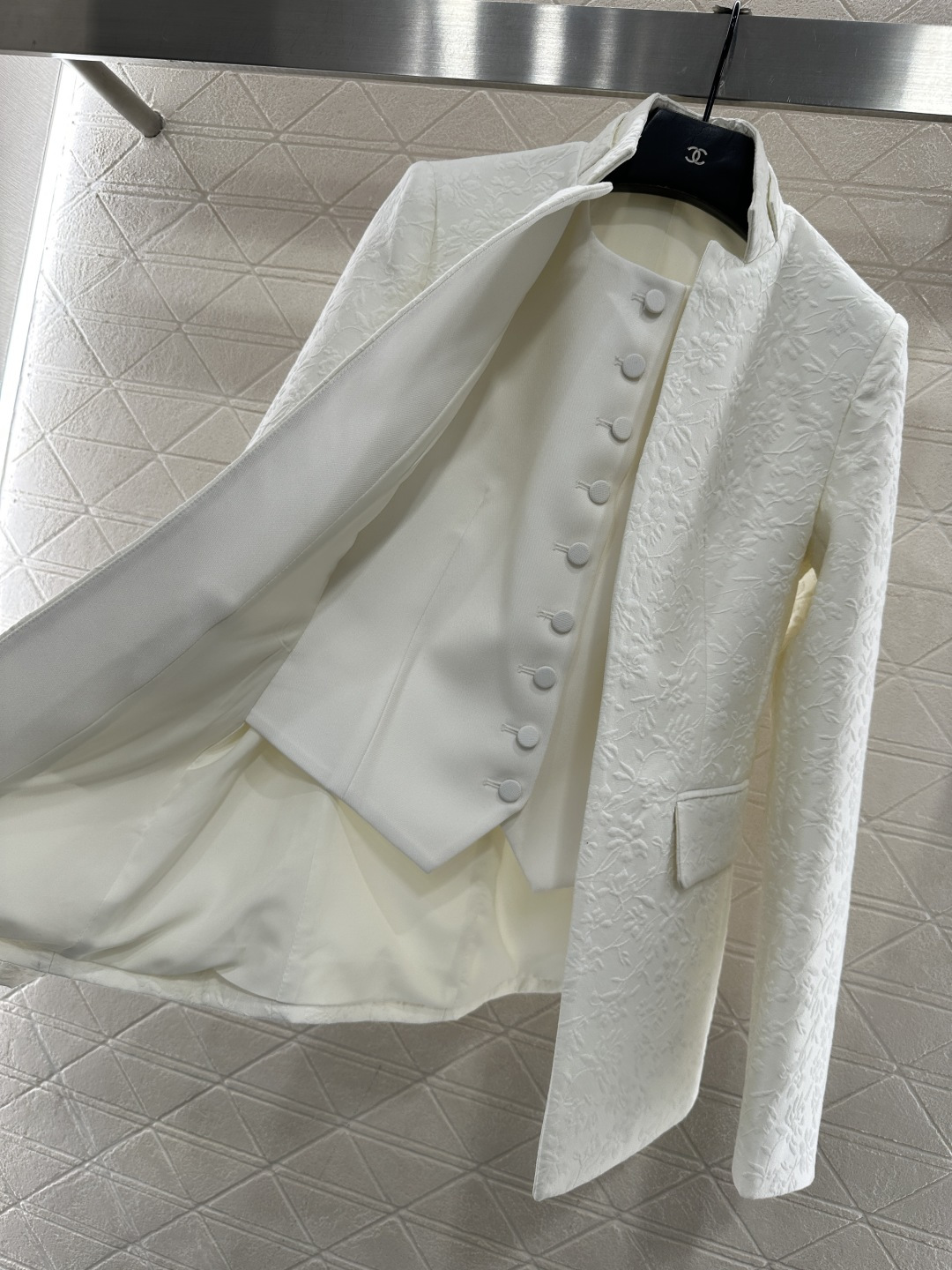 ♥Dio*♥2026新品上架 假两件套西装长裤套装定制YB进口丝毛材质，面料凹凸花朵藤蔓的褶皱肌理明显，