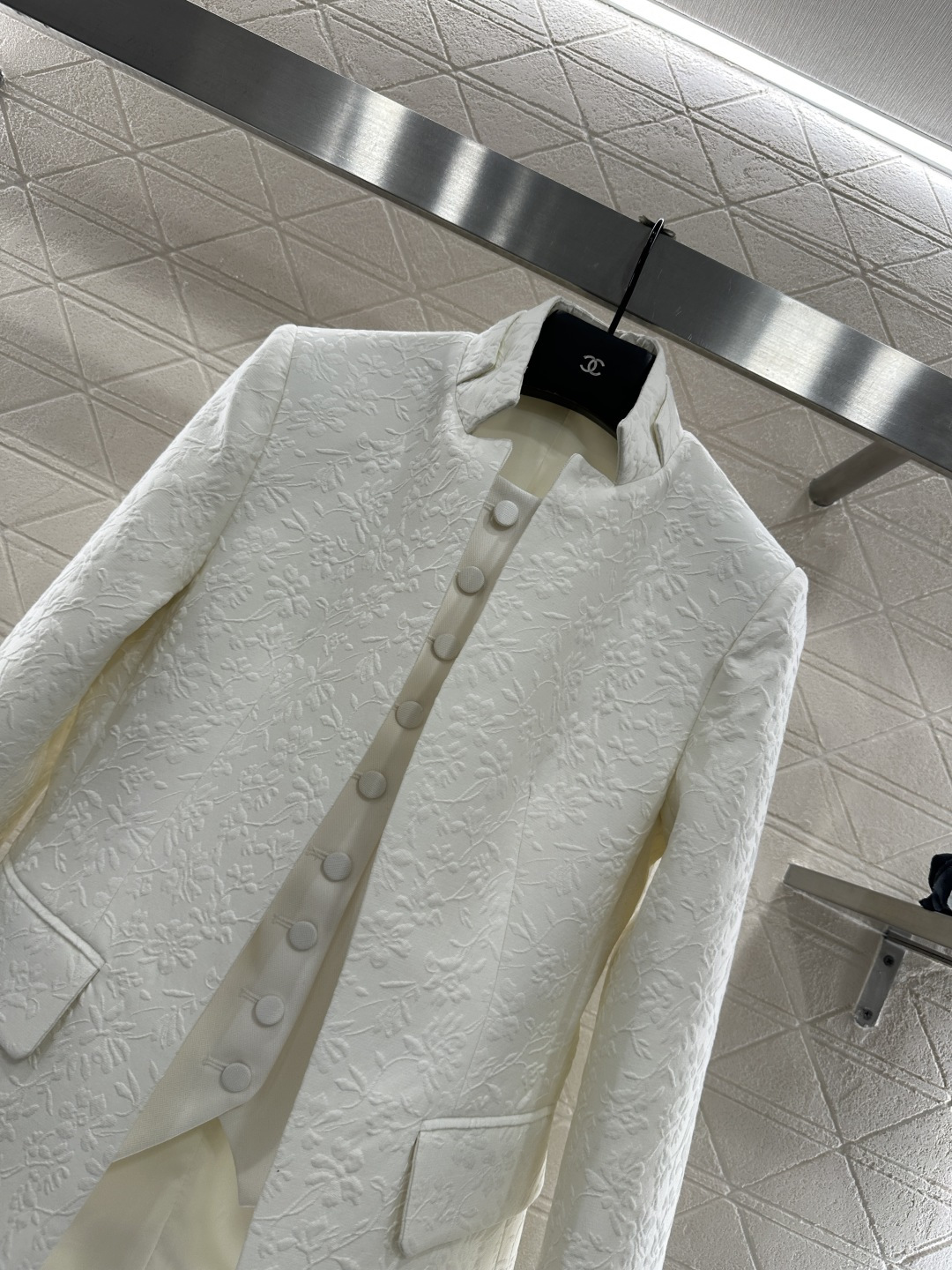 ♥Dio*♥2026新品上架 假两件套西装长裤套装定制YB进口丝毛材质，面料凹凸花朵藤蔓的褶皱肌理明显，