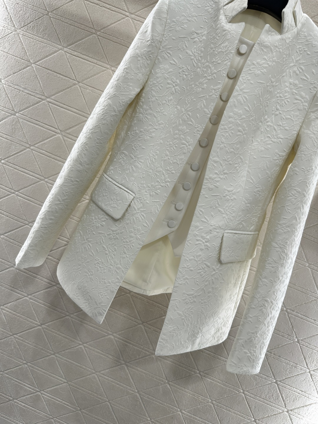 ♥Dio*♥2026新品上架 假两件套西装长裤套装定制YB进口丝毛材质，面料凹凸花朵藤蔓的褶皱肌理明显，