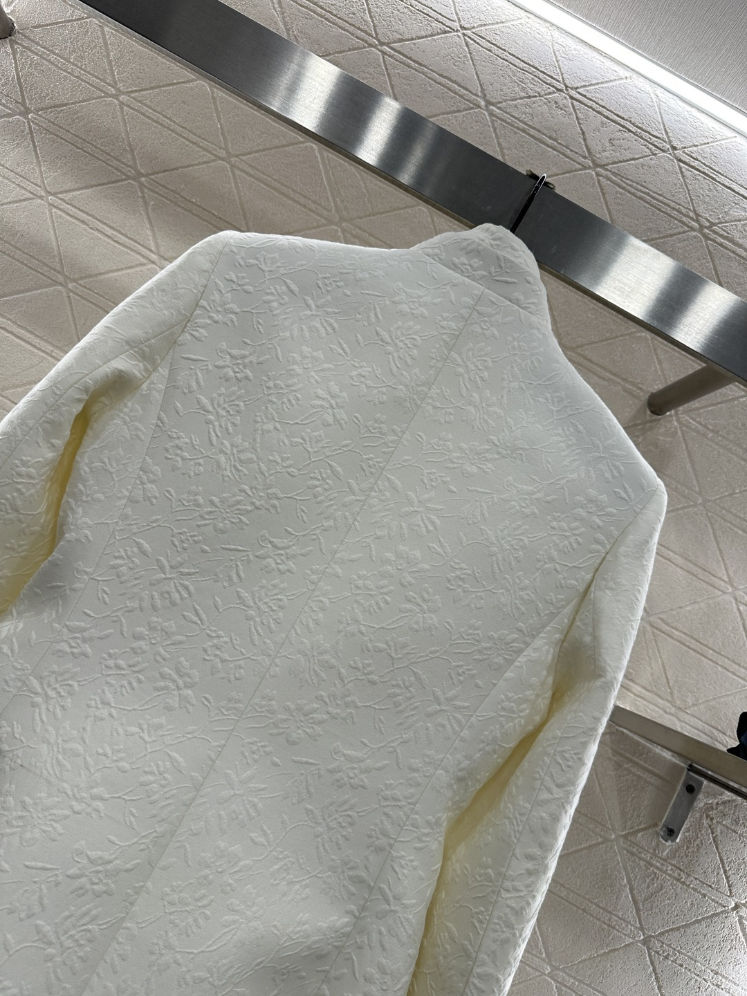 ♥Dio*♥2026新品上架 假两件套西装长裤套装定制YB进口丝毛材质，面料凹凸花朵藤蔓的褶皱肌理明显，