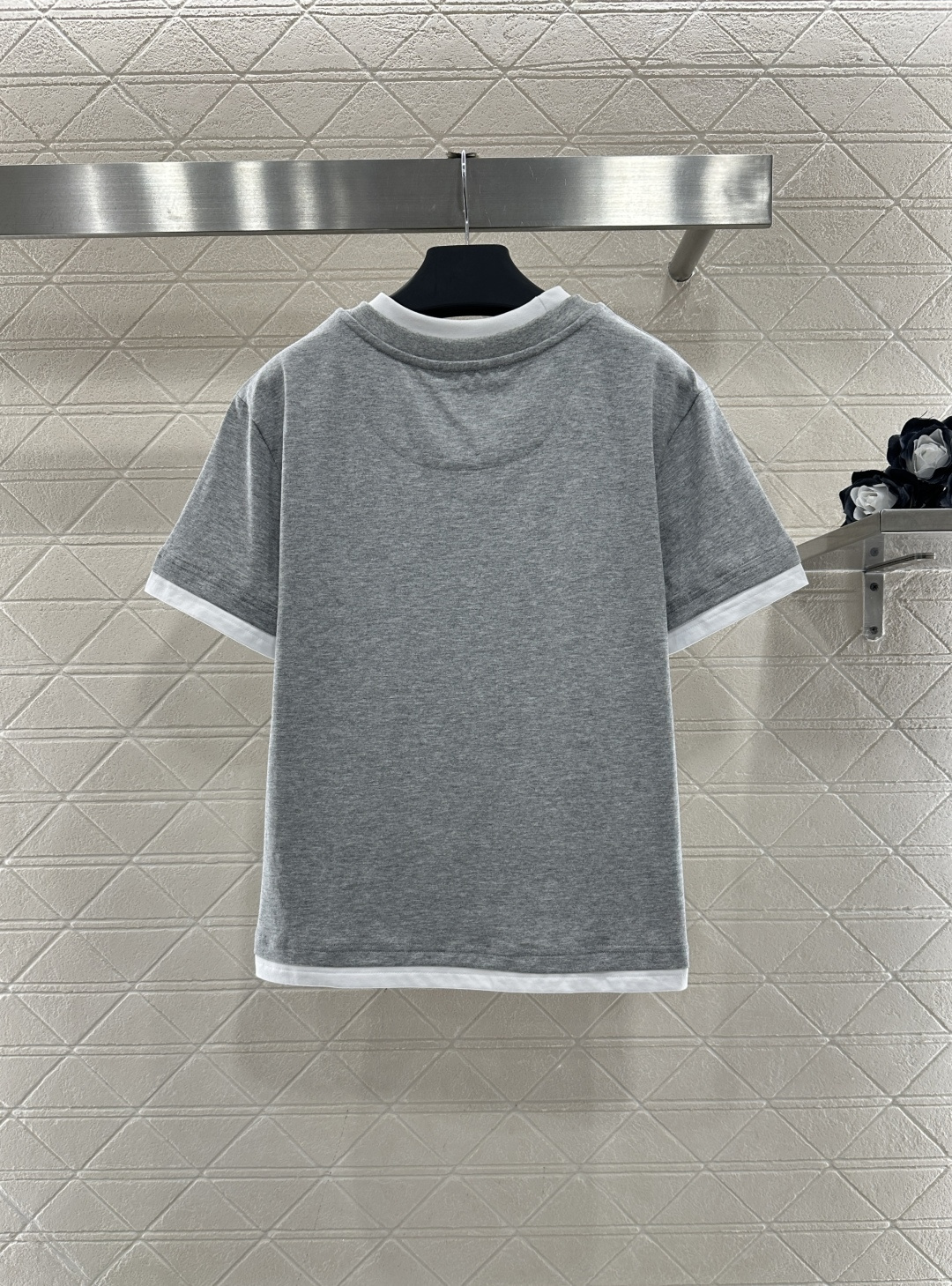 ♥Prad*♥2026新品上架 撞色假两件三角标𝑇𝑒𝑒定制YB斜纹全棉材质，透气舒适，质感十足，常规短袖