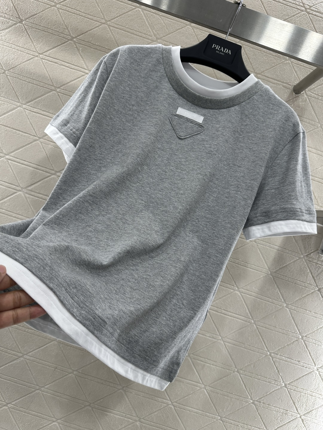 ♥Prad*♥2026新品上架 撞色假两件三角标𝑇𝑒𝑒定制YB斜纹全棉材质，透气舒适，质感十足，常规短袖