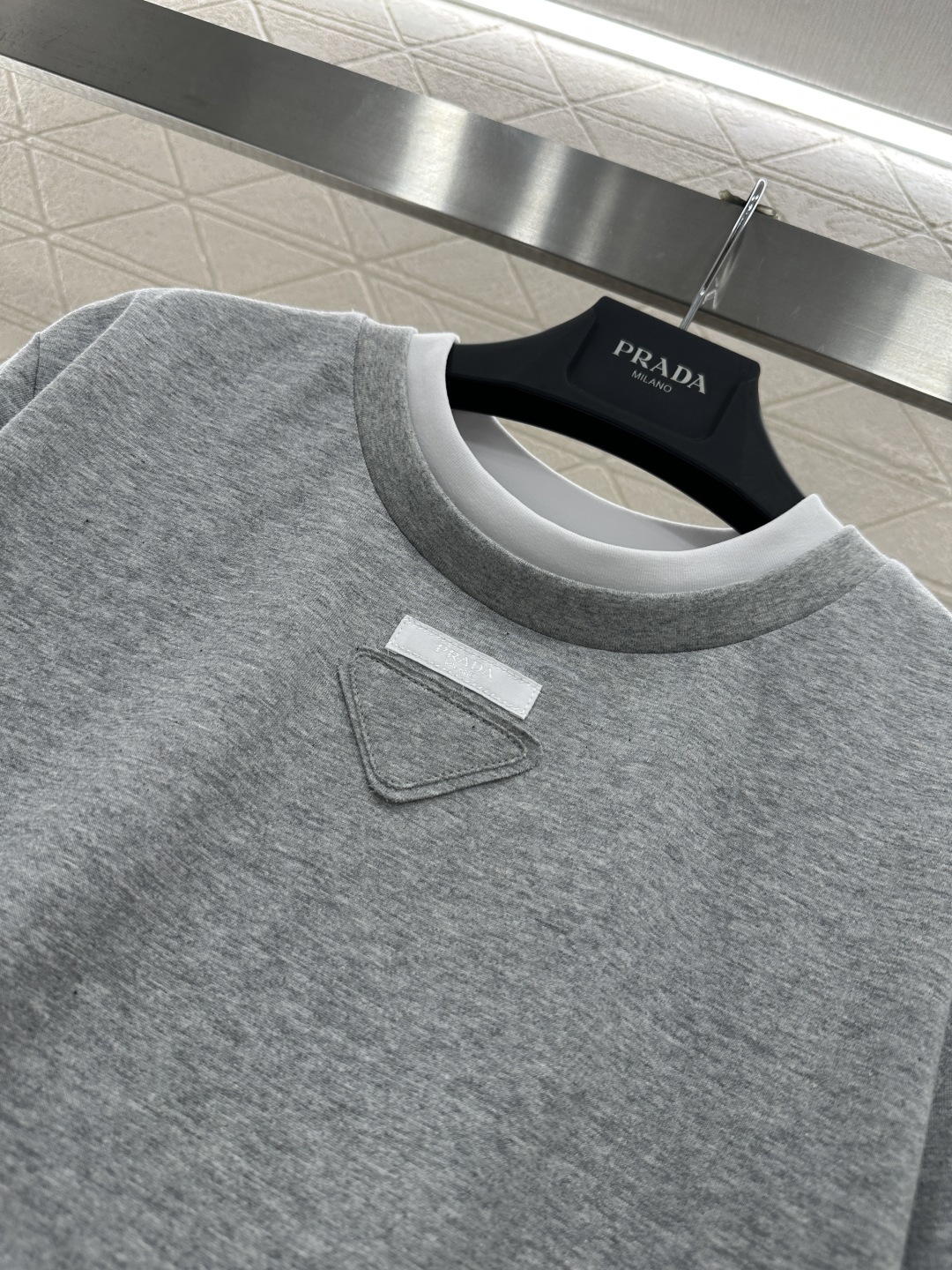 ♥Prad*♥2026新品上架 撞色假两件三角标𝑇𝑒𝑒定制YB斜纹全棉材质，透气舒适，质感十足，常规短袖