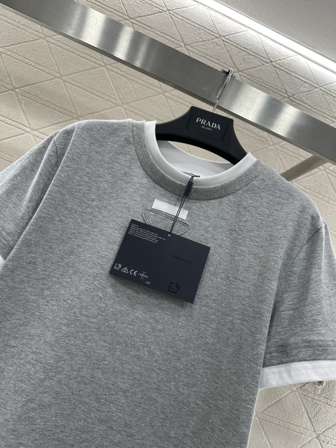 ♥Prad*♥2026新品上架 撞色假两件三角标𝑇𝑒𝑒定制YB斜纹全棉材质，透气舒适，质感十足，常规短袖