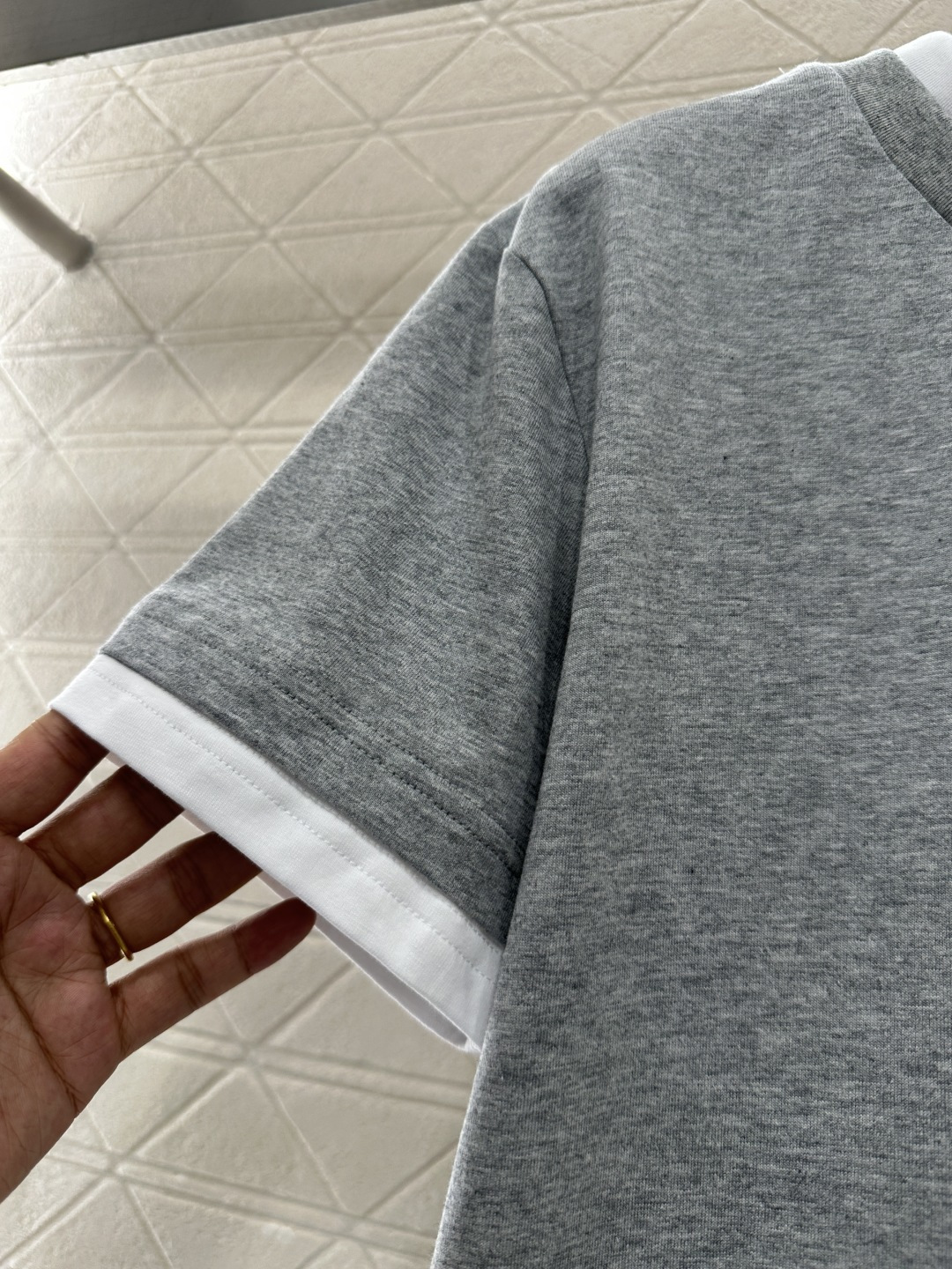 ♥Prad*♥2026新品上架 撞色假两件三角标𝑇𝑒𝑒定制YB斜纹全棉材质，透气舒适，质感十足，常规短袖