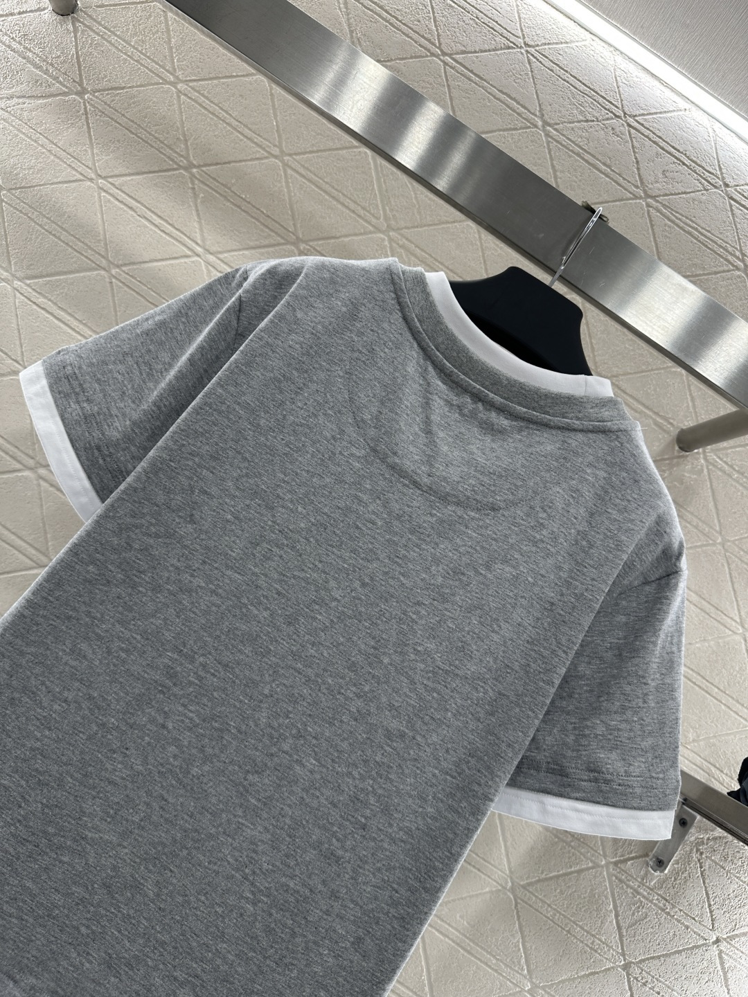 ♥Prad*♥2026新品上架 撞色假两件三角标𝑇𝑒𝑒定制YB斜纹全棉材质，透气舒适，质感十足，常规短袖