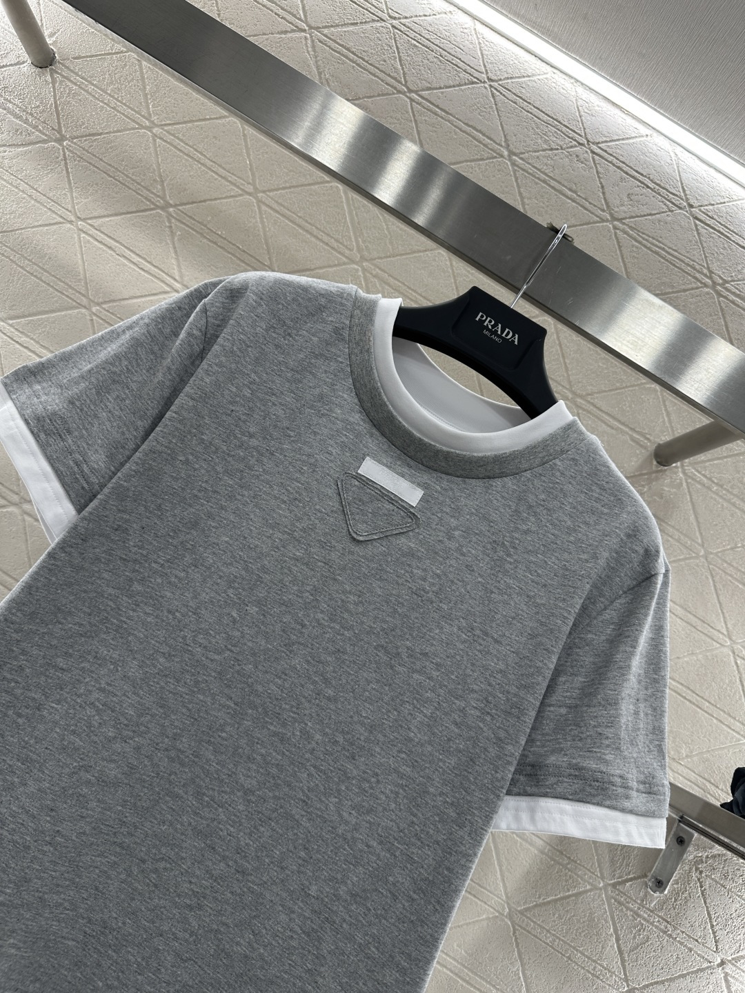 ♥Prad*♥2026新品上架 撞色假两件三角标𝑇𝑒𝑒定制YB斜纹全棉材质，透气舒适，质感十足，常规短袖