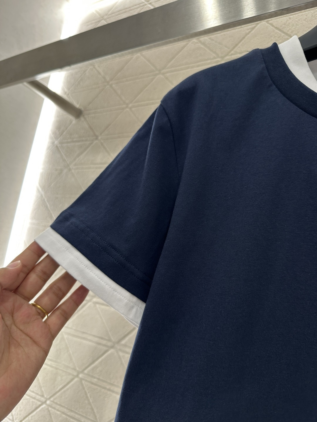 ♥Prad*♥2026新品上架 撞色假两件三角标𝑇𝑒𝑒定制YB斜纹全棉材质，透气舒适，质感十足，常规短袖