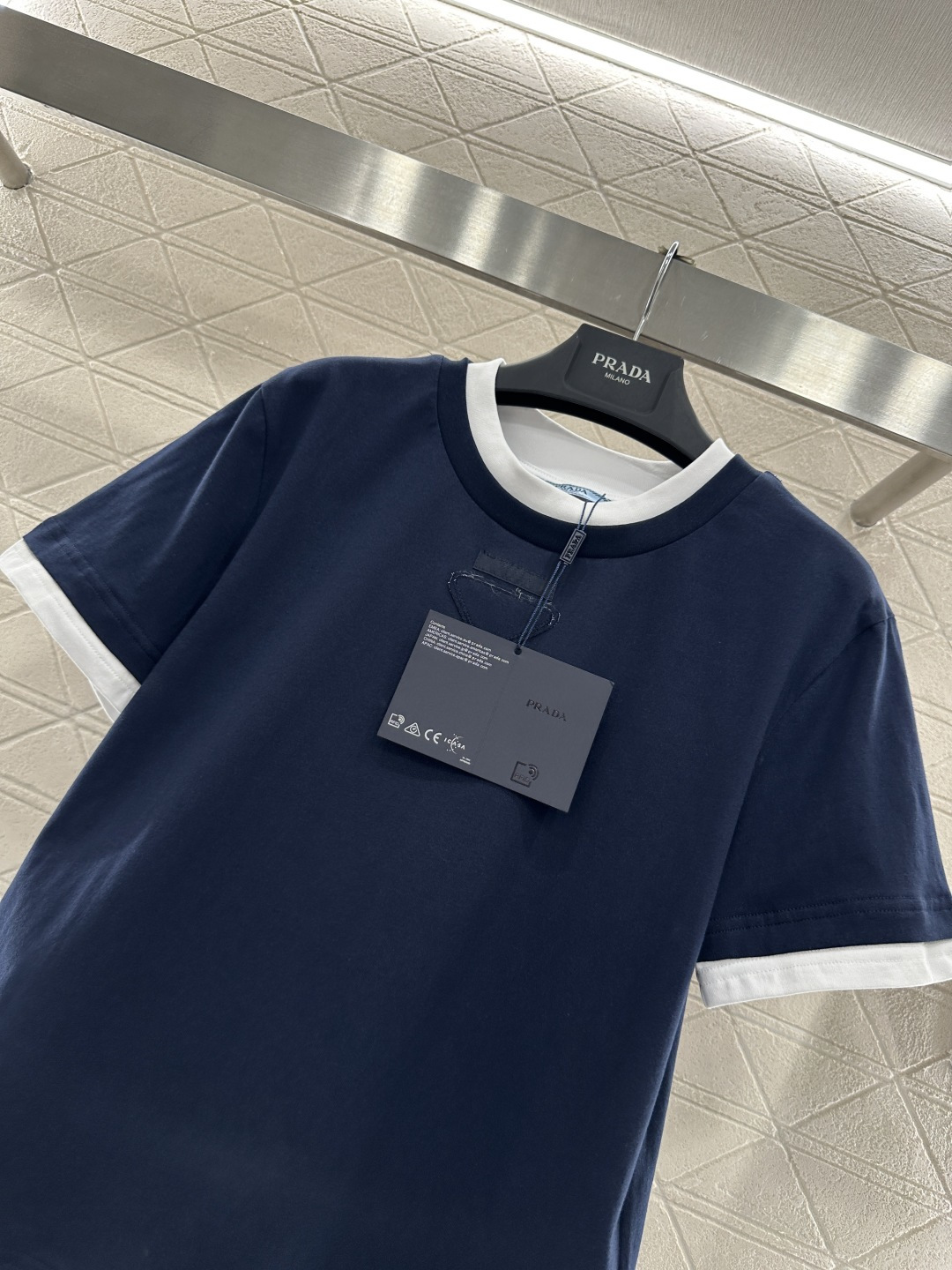 ♥Prad*♥2026新品上架 撞色假两件三角标𝑇𝑒𝑒定制YB斜纹全棉材质，透气舒适，质感十足，常规短袖