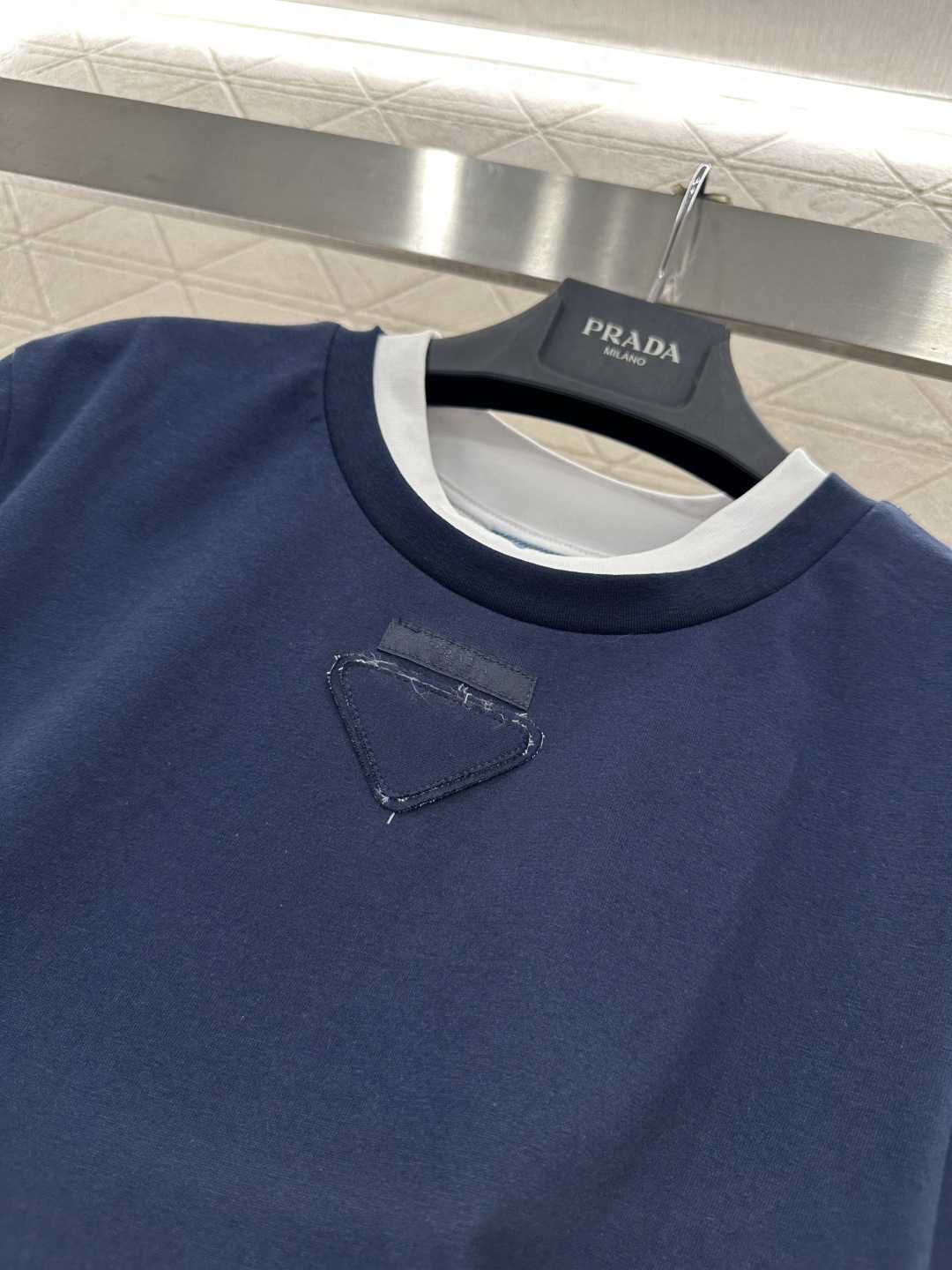 ♥Prad*♥2026新品上架 撞色假两件三角标𝑇𝑒𝑒定制YB斜纹全棉材质，透气舒适，质感十足，常规短袖