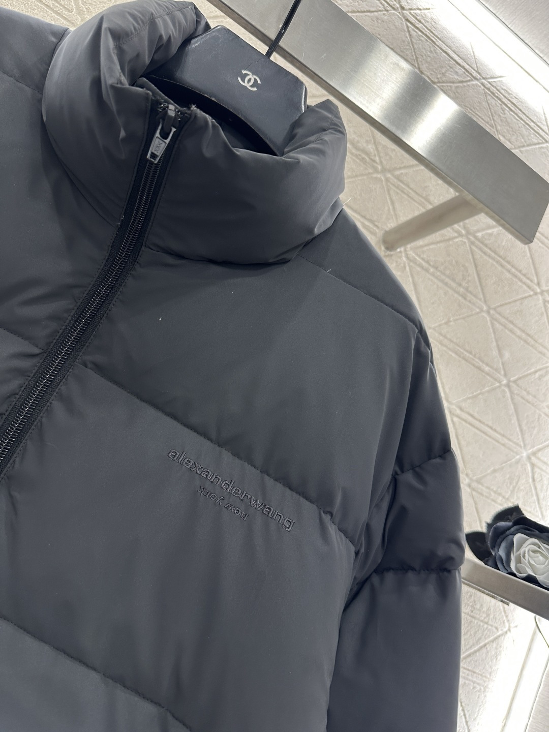 ♥Alecander wan*♥2026新品上架 立领炫彩夜光羽绒外套定制YB进口防风防水尼龙材质，其工