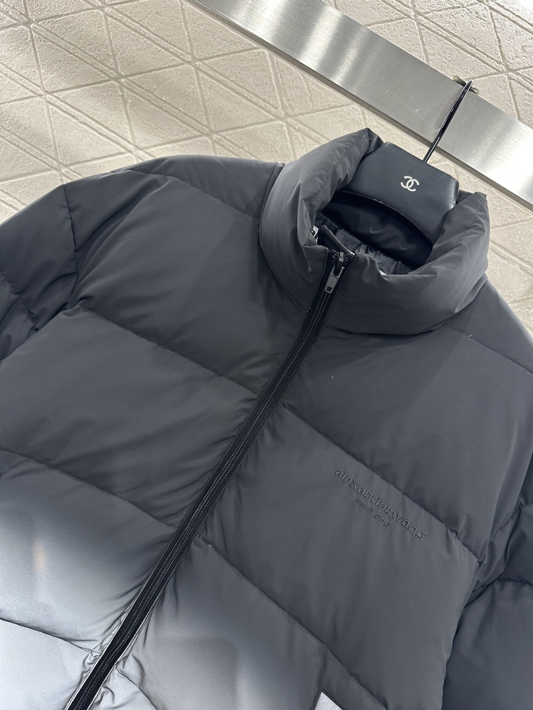 ♥Alecander wan*♥2026新品上架 立领炫彩夜光羽绒外套定制YB进口防风防水尼龙材质，其工