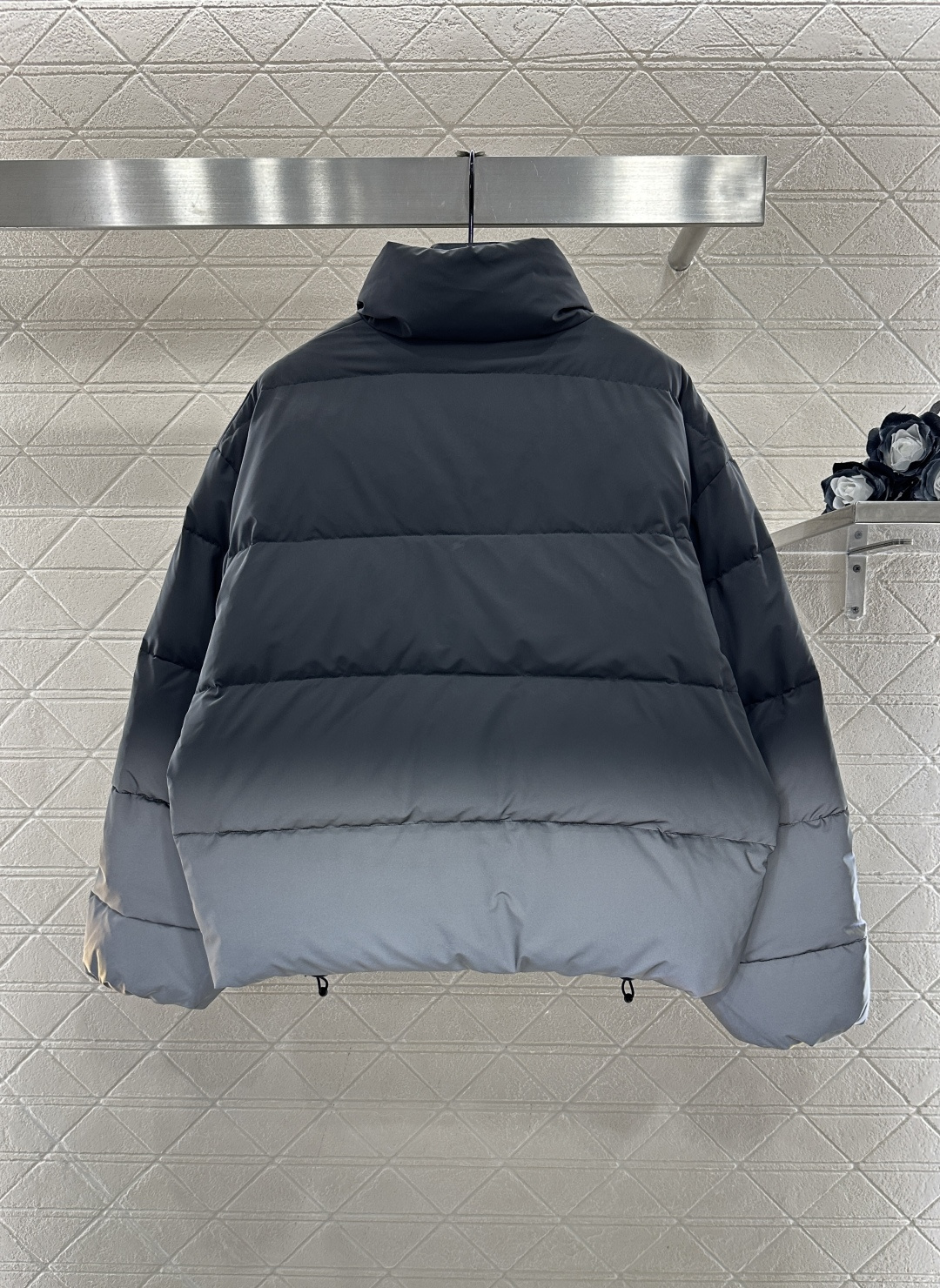 ♥Alecander wan*♥2026新品上架 立领炫彩夜光羽绒外套定制YB进口防风防水尼龙材质，其工