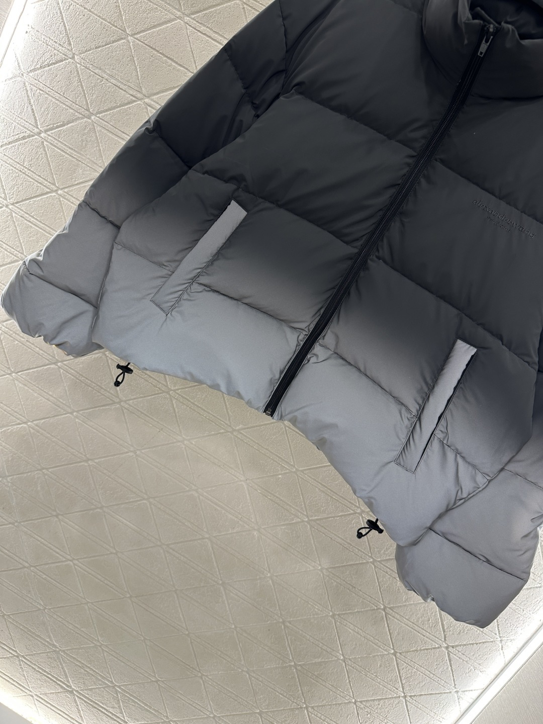 ♥Alecander wan*♥2026新品上架 立领炫彩夜光羽绒外套定制YB进口防风防水尼龙材质，其工