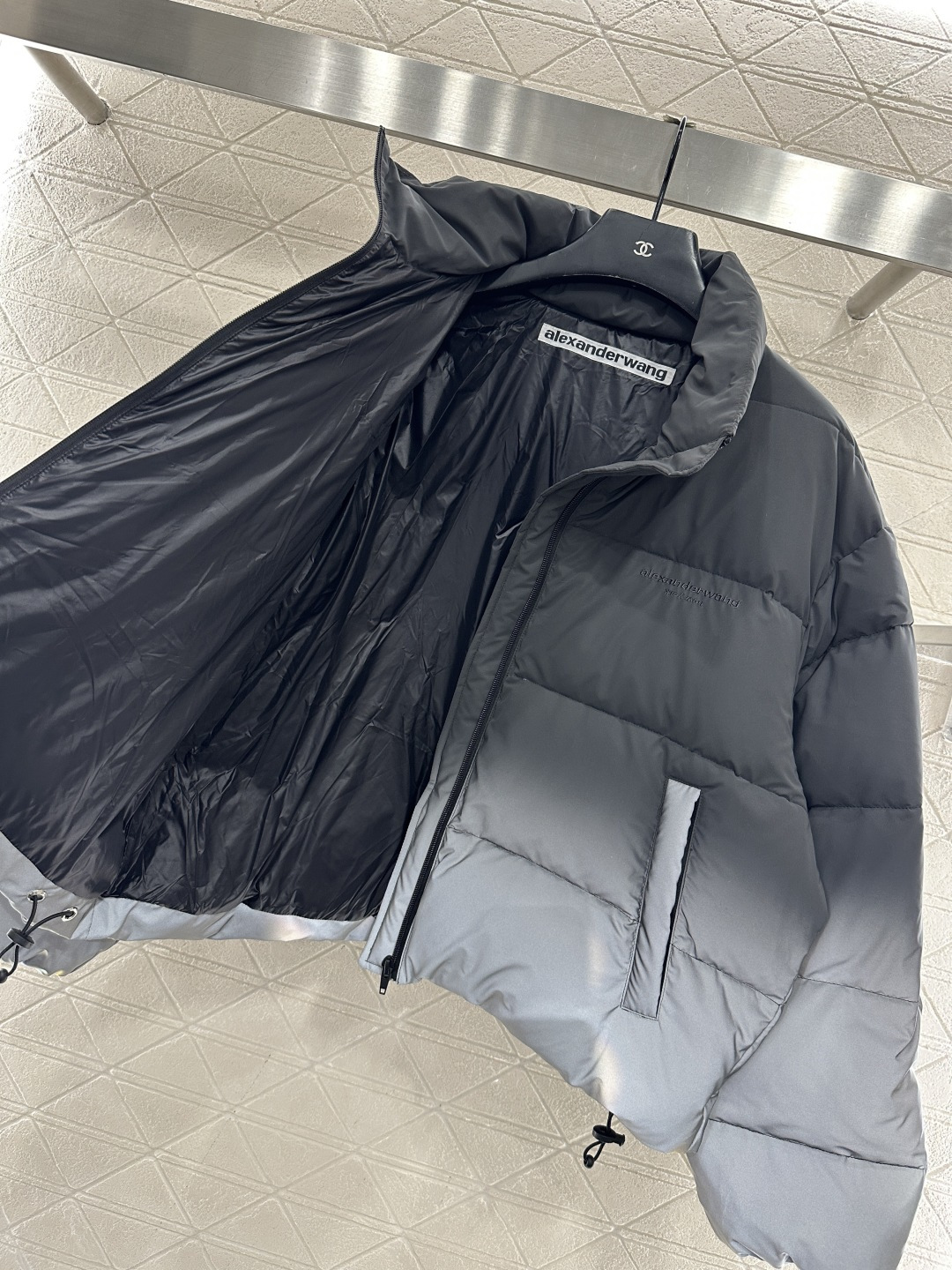 ♥Alecander wan*♥2026新品上架 立领炫彩夜光羽绒外套定制YB进口防风防水尼龙材质，其工