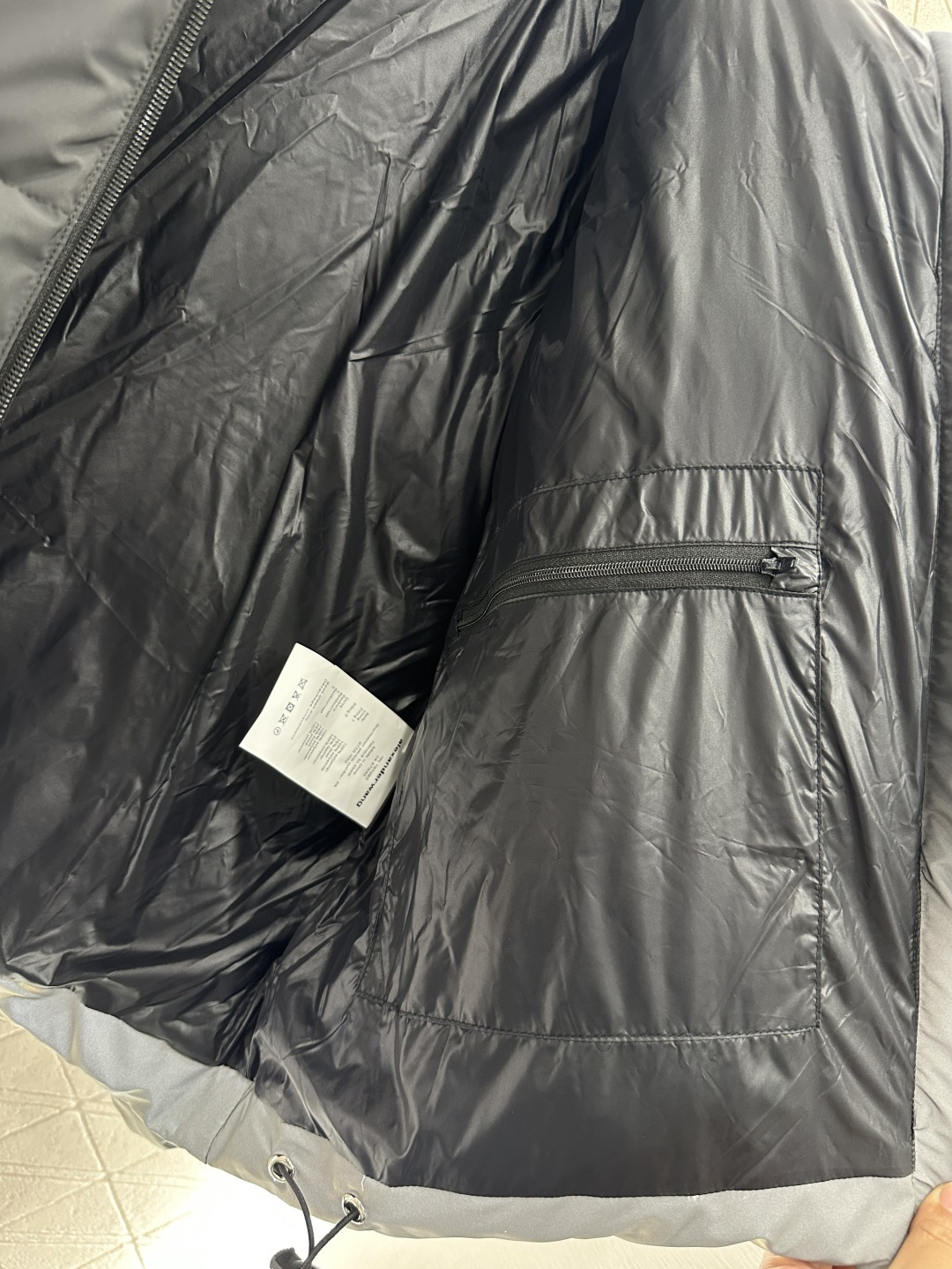 ♥Alecander wan*♥2026新品上架 立领炫彩夜光羽绒外套定制YB进口防风防水尼龙材质，其工