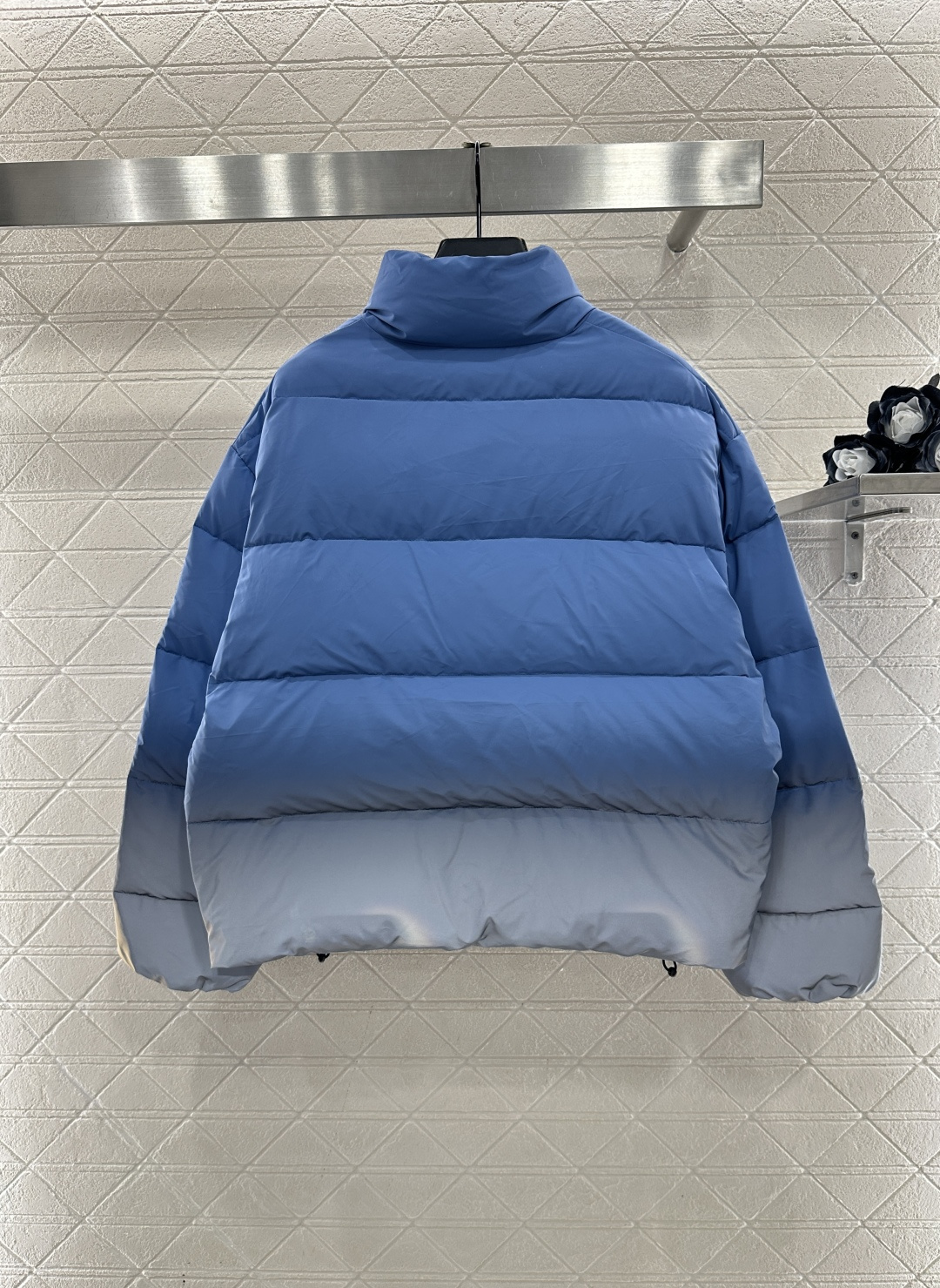 ♥Alecander wan*♥2026新品上架 立领炫彩夜光羽绒外套定制YB进口防风防水尼龙材质，其工