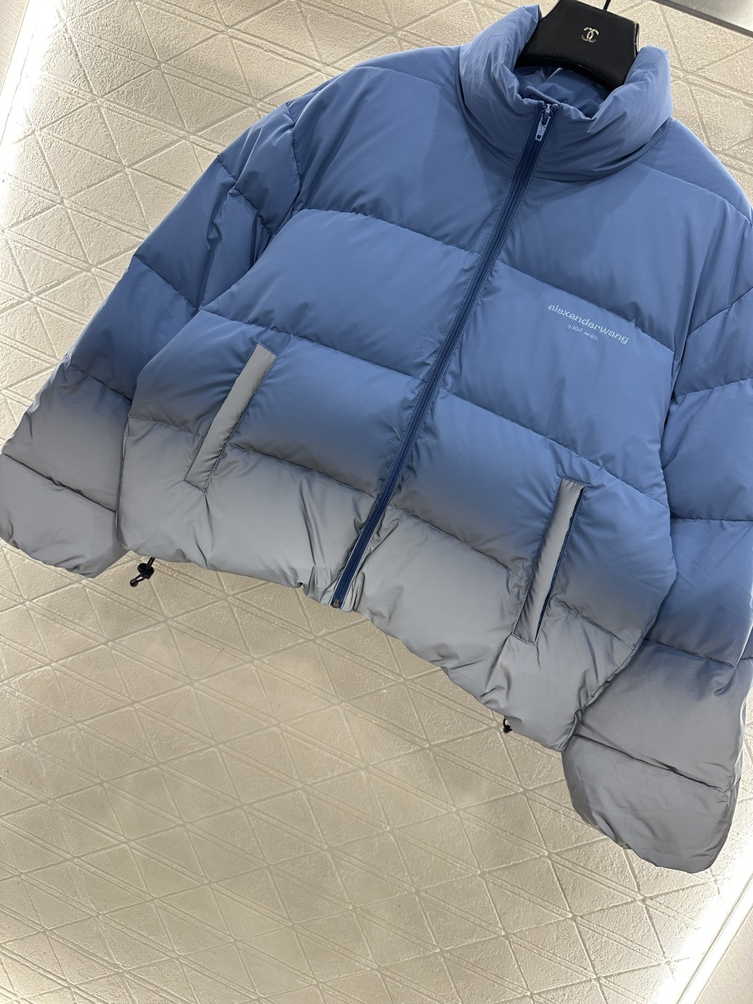 ♥Alecander wan*♥2026新品上架 立领炫彩夜光羽绒外套定制YB进口防风防水尼龙材质，其工