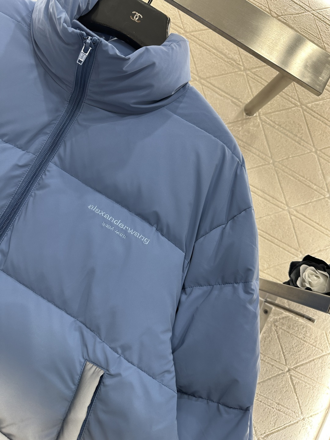 ♥Alecander wan*♥2026新品上架 立领炫彩夜光羽绒外套定制YB进口防风防水尼龙材质，其工