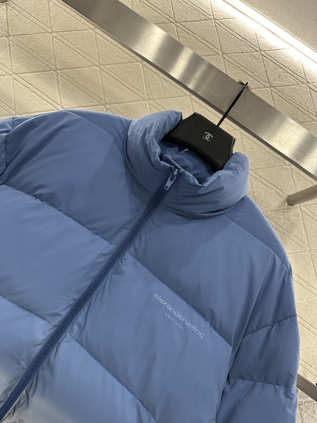 ♥Alecander wan*♥2026新品上架 立领炫彩夜光羽绒外套定制YB进口防风防水尼龙材质，其工