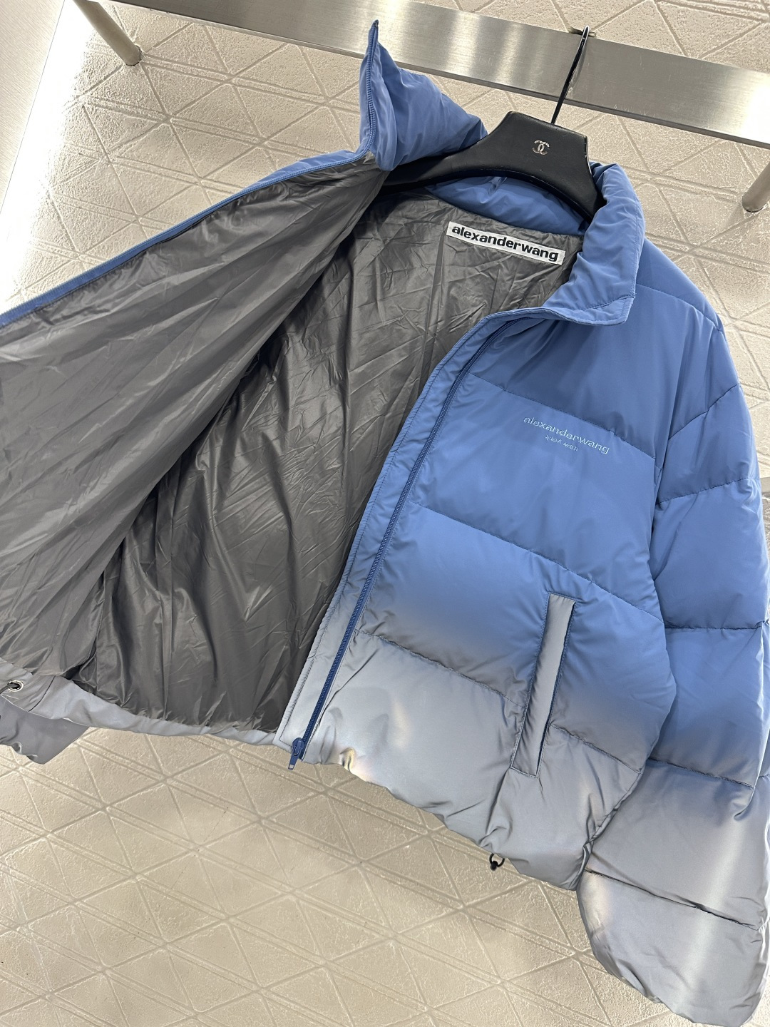 ♥Alecander wan*♥2026新品上架 立领炫彩夜光羽绒外套定制YB进口防风防水尼龙材质，其工