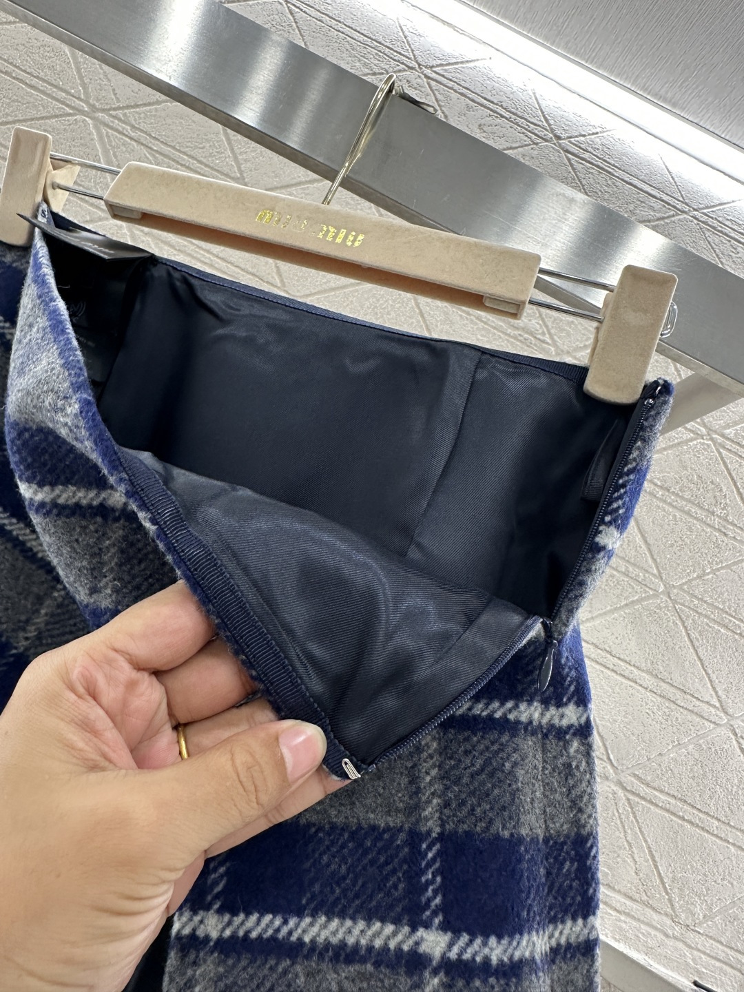 ♥Miumi*♥2026新品上架 格纹毛呢开衩短裙定制YB进口百分百初剪羊毛呢材质，肌理明显，挺括有型，