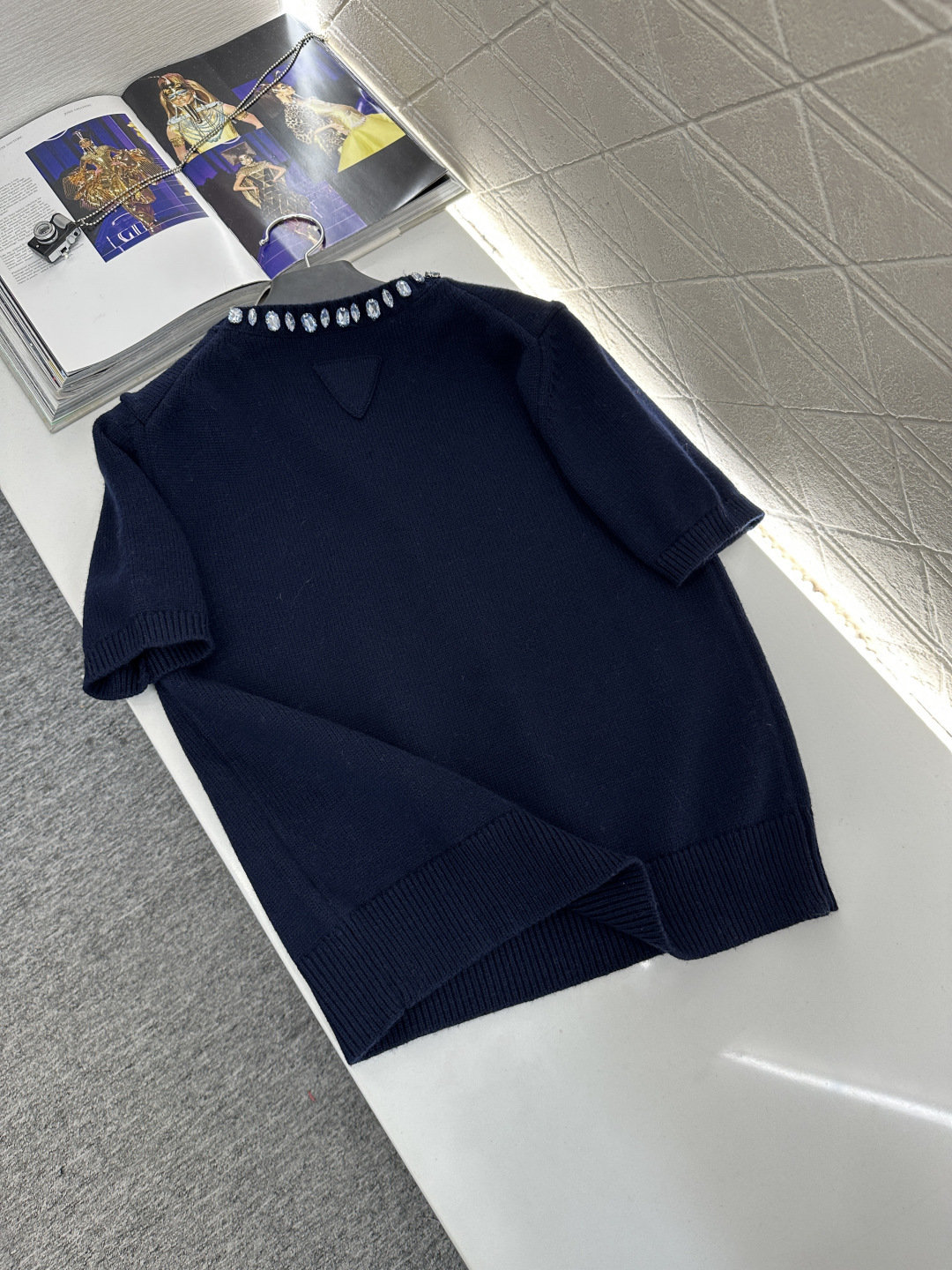 ♥Prad*♥2026新品上架 水钻针织短袖上衣定制YB羊绒羊毛纱线织造，穿搭舒适，质感十足，圆领针织短