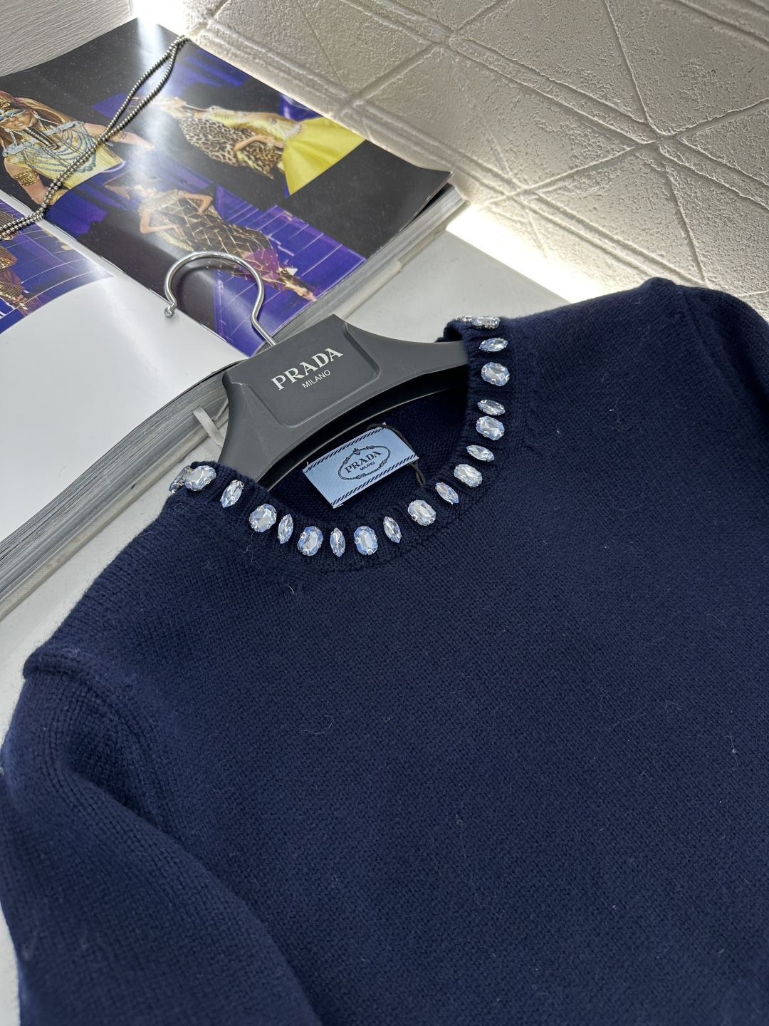 ♥Prad*♥2026新品上架 水钻针织短袖上衣定制YB羊绒羊毛纱线织造，穿搭舒适，质感十足，圆领针织短