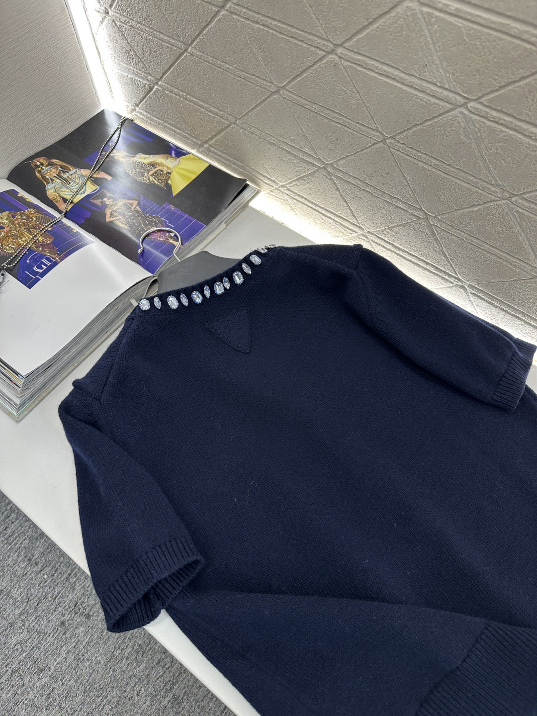 ♥Prad*♥2026新品上架 水钻针织短袖上衣定制YB羊绒羊毛纱线织造，穿搭舒适，质感十足，圆领针织短